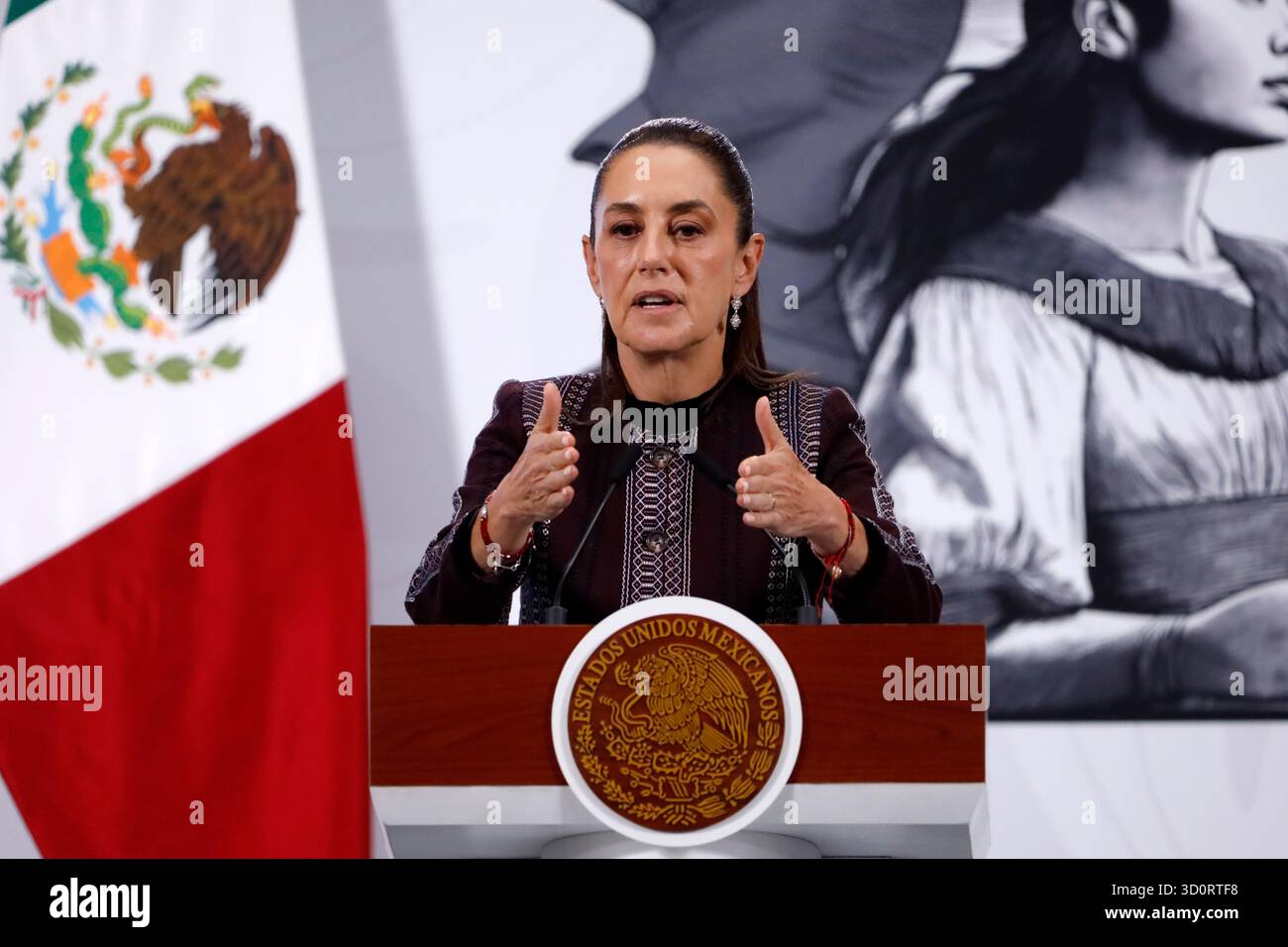 Mexiko-Stadt, Mexiko. Oktober 2025. Mexikos Präsidentin Claudia Sheinbaum Pardo spricht während eines Briefings über die Hilfe, die der von den Überschwemmungen betroffenen Bevölkerung in den staaten gewährt wurde, die durch die schweren Regenfälle im Nationalpalast am meisten Schaden erlitten hatten. Am 24. Oktober 2025 in Mexiko-Stadt. (Foto: Luis Barron/ Credit: Eyepix Group/Alamy Live News Stockfoto