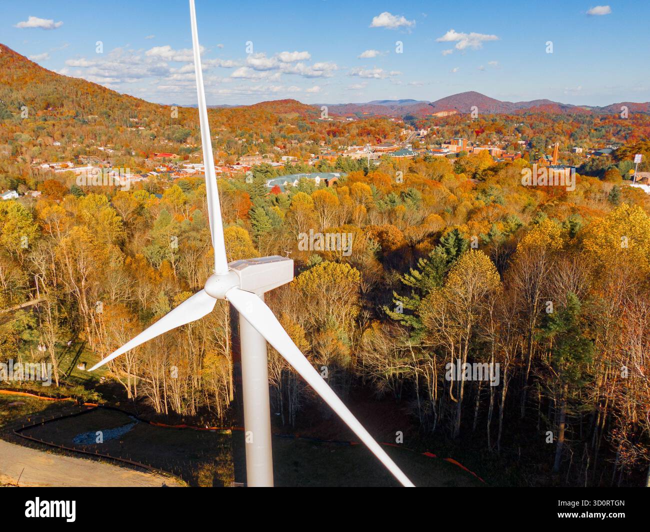 Die Windturbine der Appalachian State University bildet eine Silhouette gegen die Blue Ridge Mountains in Boone, North Carolina Stockfoto