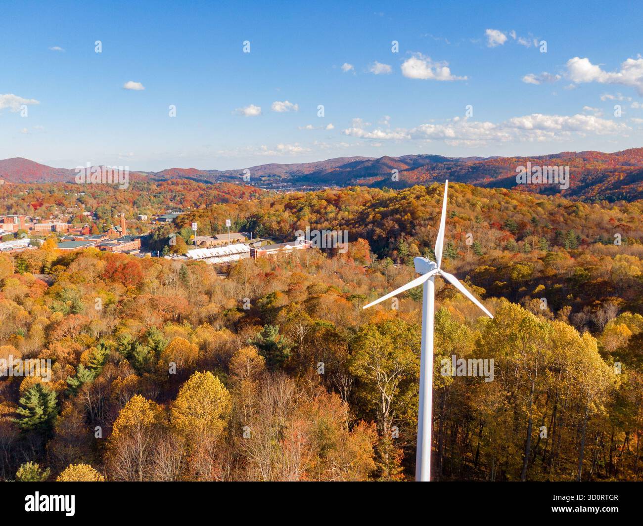 Die Windturbine der Appalachian State University bildet eine Silhouette gegen die Blue Ridge Mountains in Boone, North Carolina Stockfoto