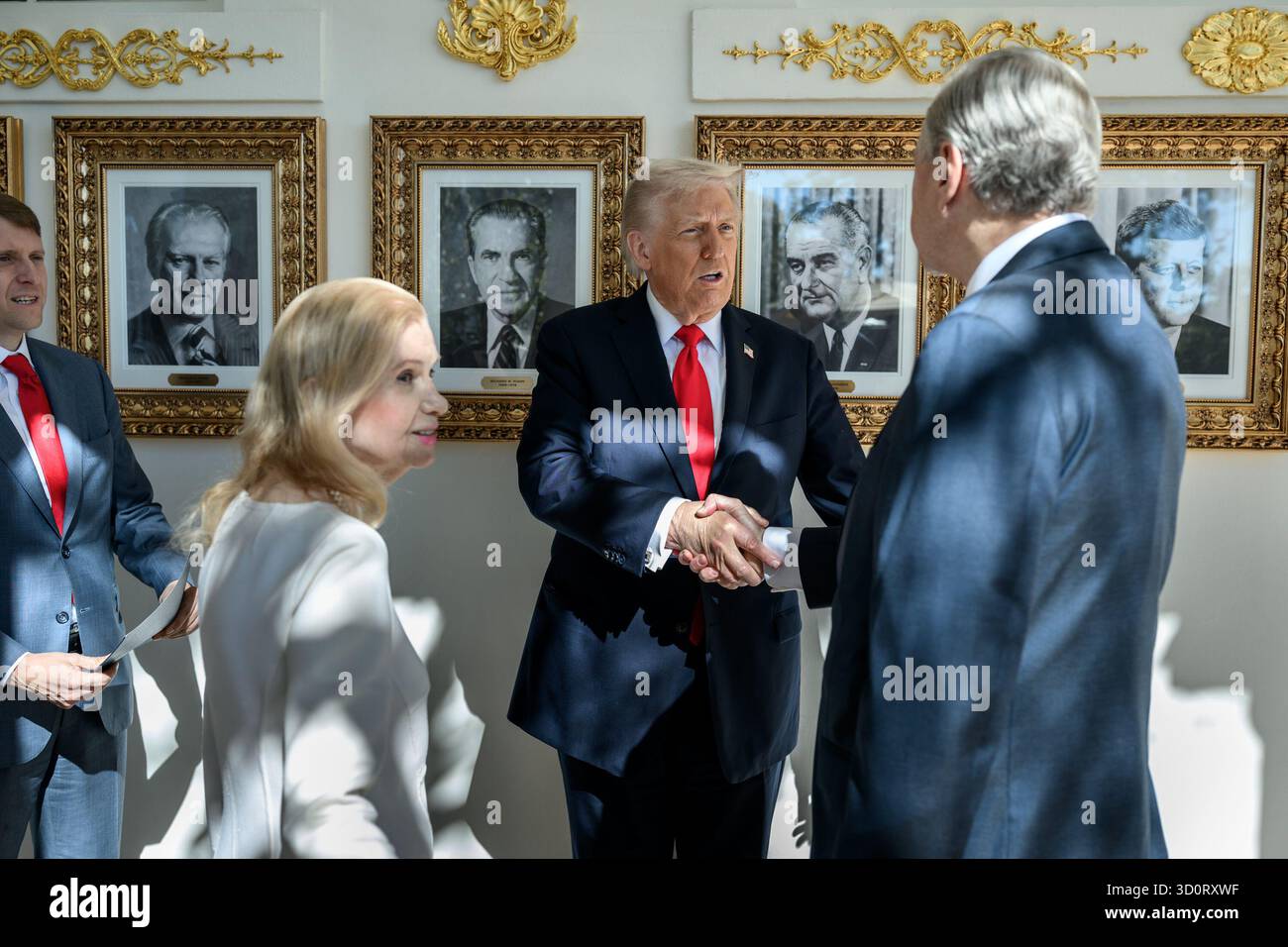 Präsident Donald Trump spaziert mit Tricia Nixon Cox und ihrem Ehemann Edward Cox auf der Westkolonnade, nachdem er am Dienstag, den 21. Oktober 2025, während einer Zeremonie im Oval Office mit dem Richard Nixon Architect of Peace Award ausgezeichnet wurde. (Offizielles Foto des Weißen Hauses von Daniel Torok) Stockfoto