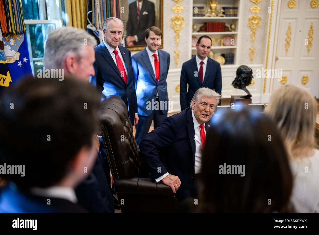 Präsident Donald Trump wird am Dienstag, den 21. Oktober 2025, im Rahmen einer Zeremonie im Oval Office mit dem Richard Nixon Architect of Peace Award ausgezeichnet. Anwesend sind Richard Nixons Tochter Tricia Nixon Cox, ihr Ehemann Edward Cox, der ehemalige nationale Sicherheitsberater Robert O’Brien und der amtierende Archivar der USA Jim Byron. (Offizielles Foto des Weißen Hauses von Daniel Torok) Stockfoto