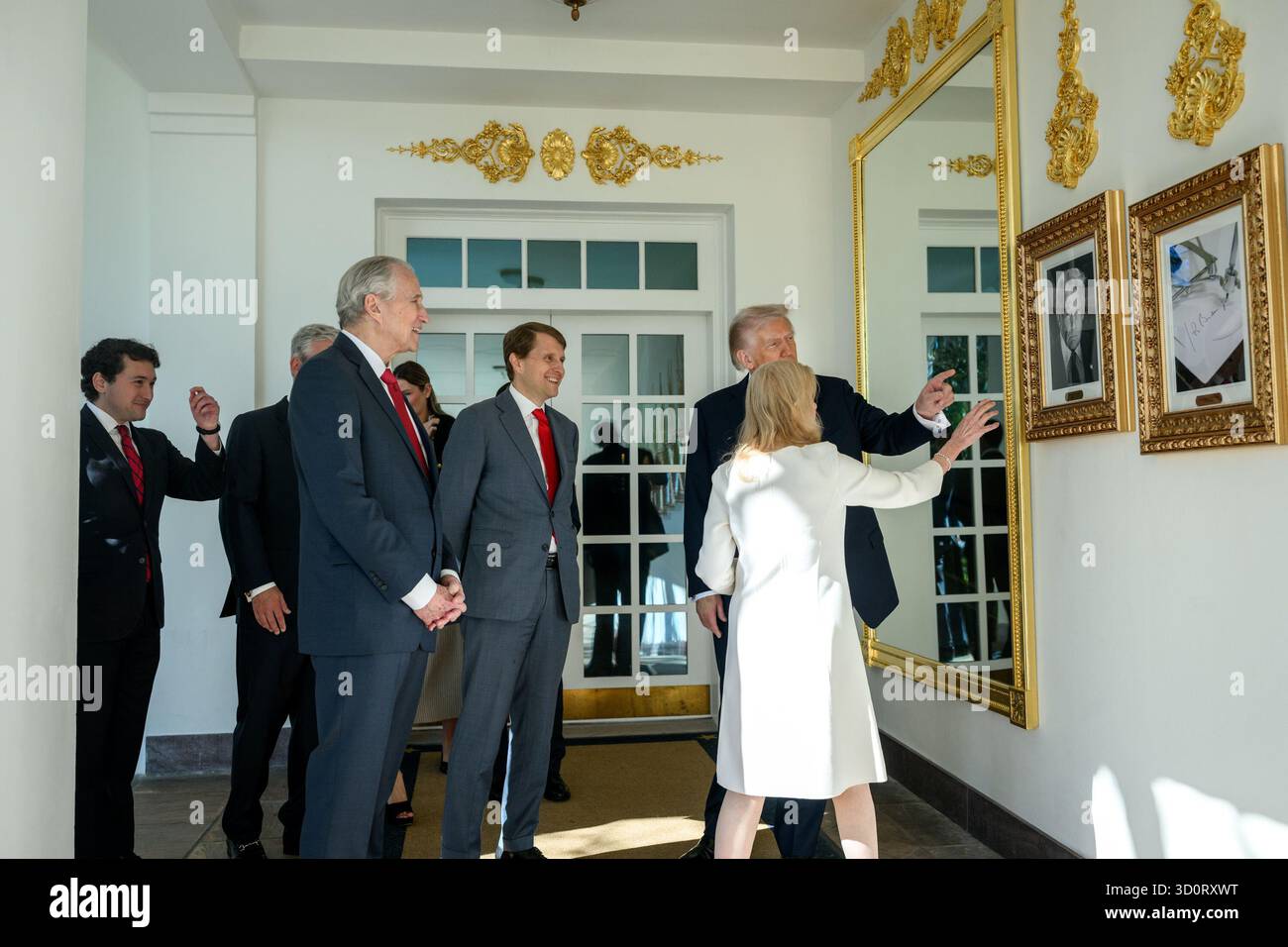Präsident Donald Trump spaziert mit Tricia Nixon Cox und ihrem Ehemann Edward Cox auf der Westkolonnade, nachdem er am Dienstag, den 21. Oktober 2025, während einer Zeremonie im Oval Office mit dem Richard Nixon Architect of Peace Award ausgezeichnet wurde. (Offizielles Foto des Weißen Hauses von Daniel Torok) Stockfoto