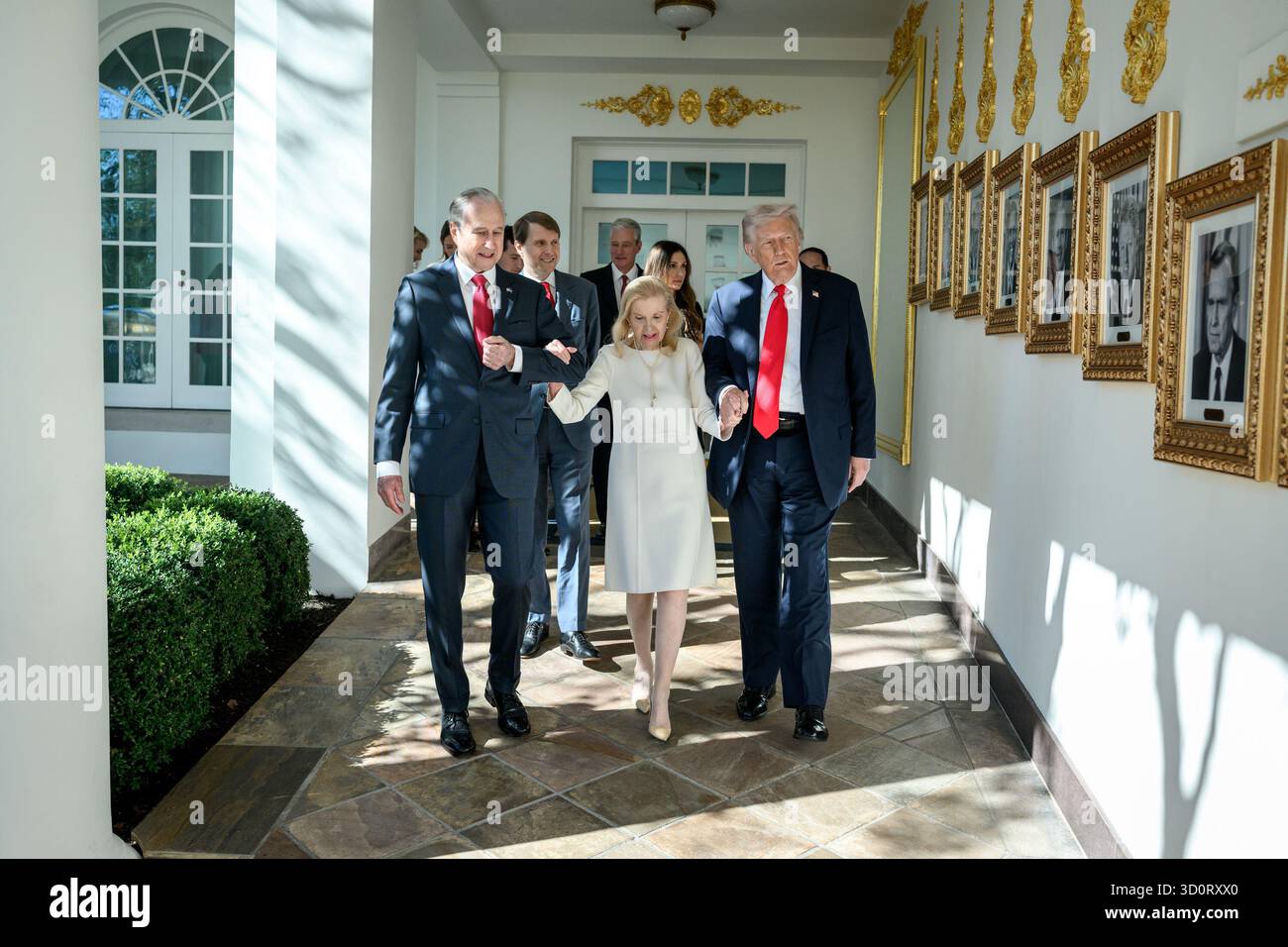 Präsident Donald Trump spaziert mit Tricia Nixon Cox und ihrem Ehemann Edward Cox auf der Westkolonnade, nachdem er am Dienstag, den 21. Oktober 2025, während einer Zeremonie im Oval Office mit dem Richard Nixon Architect of Peace Award ausgezeichnet wurde. (Offizielles Foto des Weißen Hauses von Daniel Torok) Stockfoto