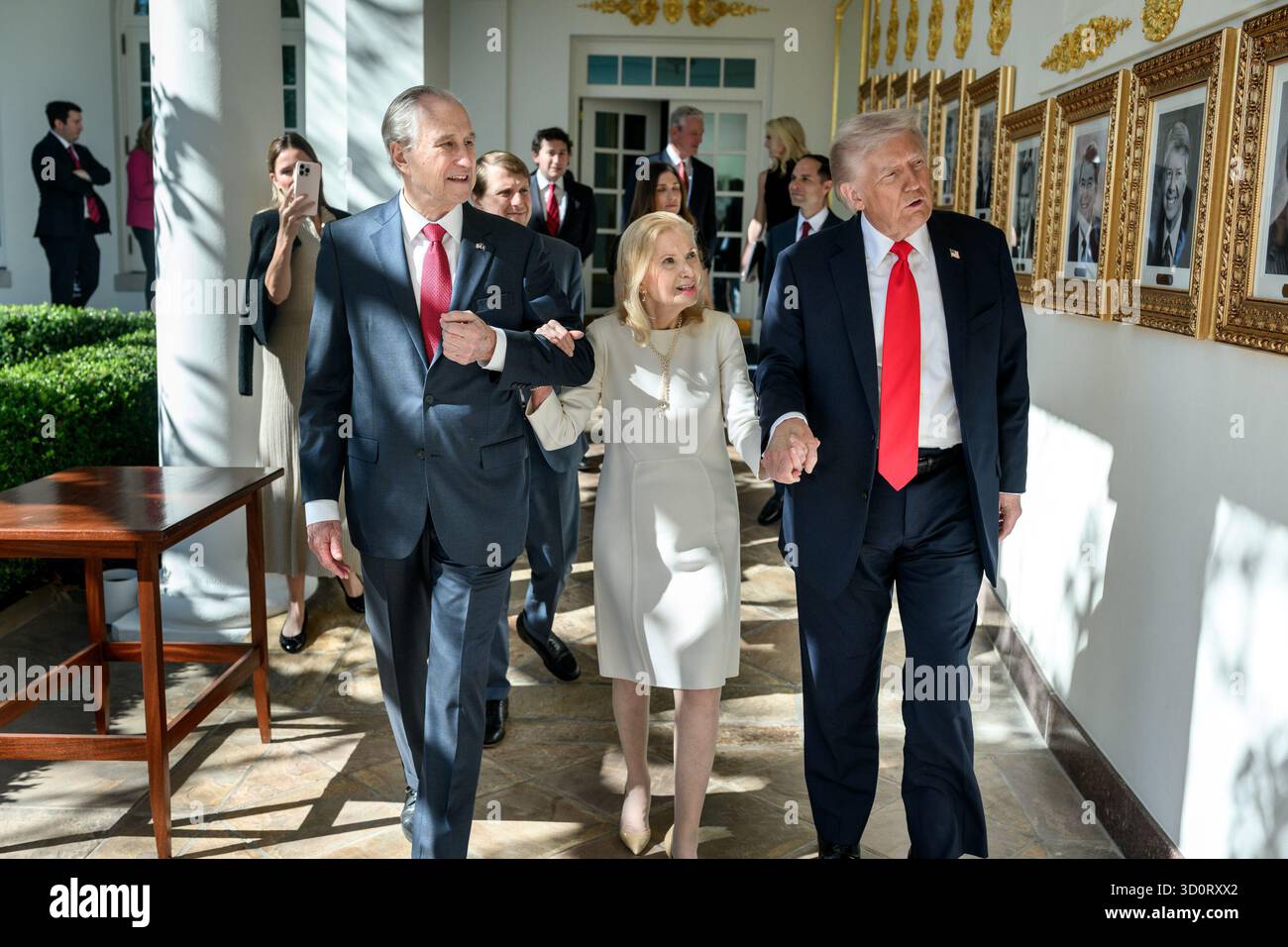 Präsident Donald Trump spaziert mit Tricia Nixon Cox und ihrem Ehemann Edward Cox auf der Westkolonnade, nachdem er am Dienstag, den 21. Oktober 2025, während einer Zeremonie im Oval Office mit dem Richard Nixon Architect of Peace Award ausgezeichnet wurde. (Offizielles Foto des Weißen Hauses von Daniel Torok) Stockfoto