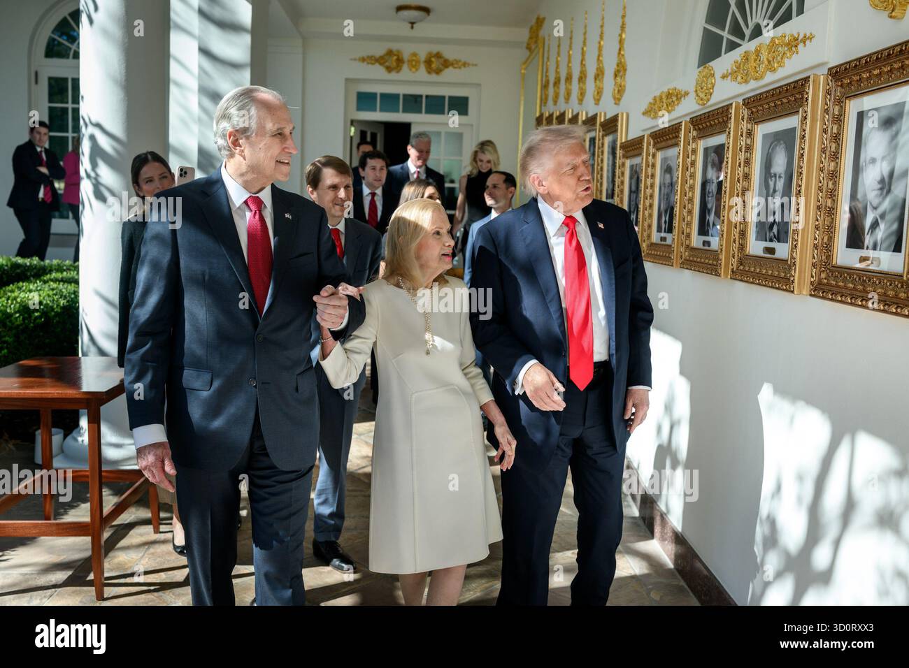 Präsident Donald Trump spaziert mit Tricia Nixon Cox und ihrem Ehemann Edward Cox auf der Westkolonnade, nachdem er am Dienstag, den 21. Oktober 2025, während einer Zeremonie im Oval Office mit dem Richard Nixon Architect of Peace Award ausgezeichnet wurde. (Offizielles Foto des Weißen Hauses von Daniel Torok) Stockfoto