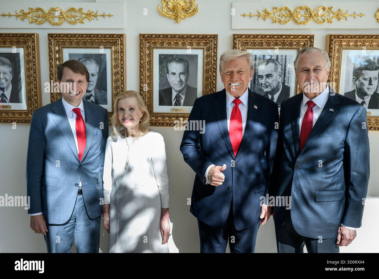 Präsident Donald Trump spaziert mit Tricia Nixon Cox und ihrem Ehemann Edward Cox auf der Westkolonnade, nachdem er am Dienstag, den 21. Oktober 2025, während einer Zeremonie im Oval Office mit dem Richard Nixon Architect of Peace Award ausgezeichnet wurde. (Offizielles Foto des Weißen Hauses von Daniel Torok) Stockfoto