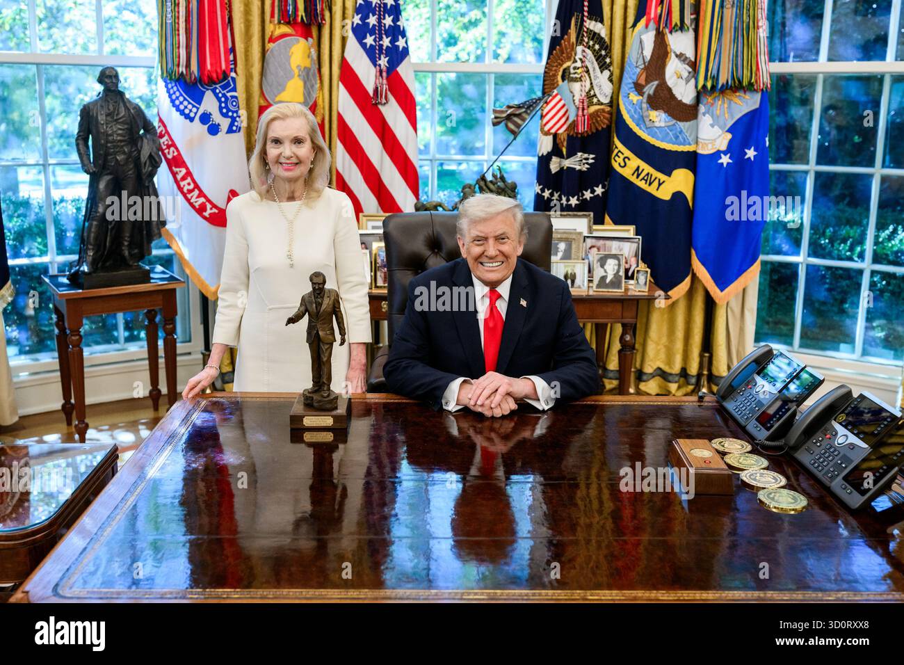 Präsident Donald Trump wird am Dienstag, den 21. Oktober 2025, im Rahmen einer Zeremonie im Oval Office mit dem Richard Nixon Architect of Peace Award ausgezeichnet. Anwesend sind Richard Nixons Tochter Tricia Nixon Cox, ihr Ehemann Edward Cox, der ehemalige nationale Sicherheitsberater Robert O’Brien und der amtierende Archivar der USA Jim Byron. (Offizielles Foto des Weißen Hauses von Daniel Torok) Stockfoto