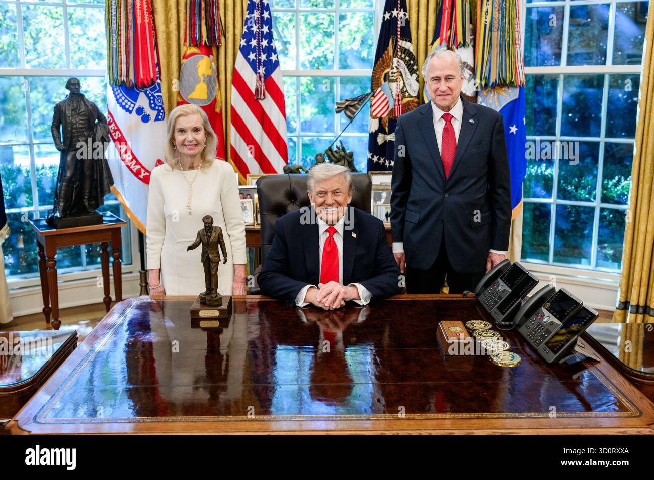 Präsident Donald Trump wird am Dienstag, den 21. Oktober 2025, im Rahmen einer Zeremonie im Oval Office mit dem Richard Nixon Architect of Peace Award ausgezeichnet. Anwesend sind Richard Nixons Tochter Tricia Nixon Cox, ihr Ehemann Edward Cox, der ehemalige nationale Sicherheitsberater Robert O’Brien und der amtierende Archivar der USA Jim Byron. (Offizielles Foto des Weißen Hauses von Daniel Torok) Stockfoto