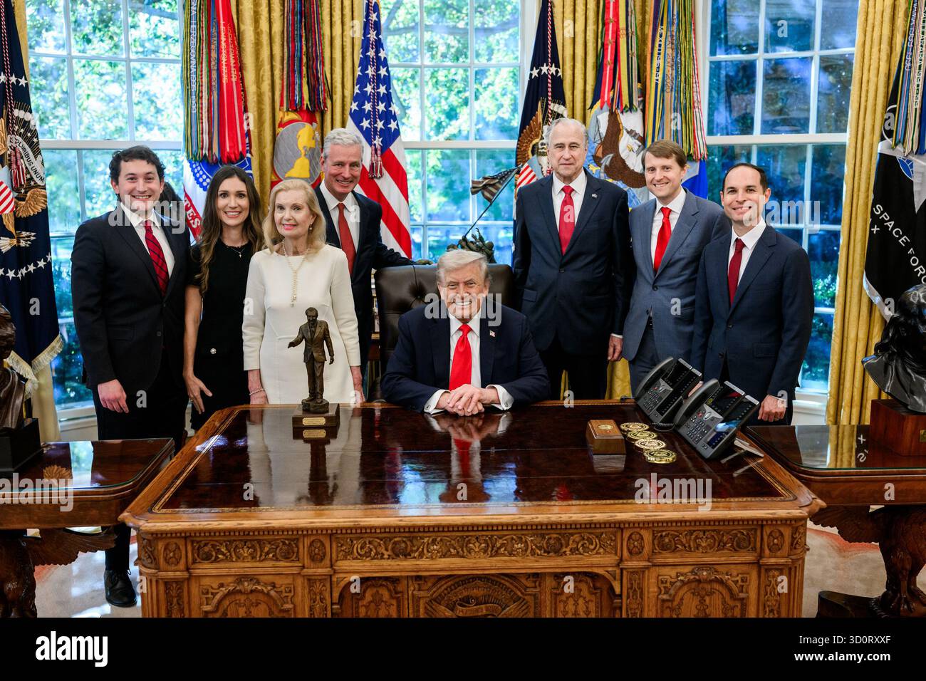 Präsident Donald Trump wird am Dienstag, den 21. Oktober 2025, im Rahmen einer Zeremonie im Oval Office mit dem Richard Nixon Architect of Peace Award ausgezeichnet. Anwesend sind Richard Nixons Tochter Tricia Nixon Cox, ihr Ehemann Edward Cox, der ehemalige nationale Sicherheitsberater Robert O’Brien und der amtierende Archivar der USA Jim Byron. (Offizielles Foto des Weißen Hauses von Daniel Torok) Stockfoto