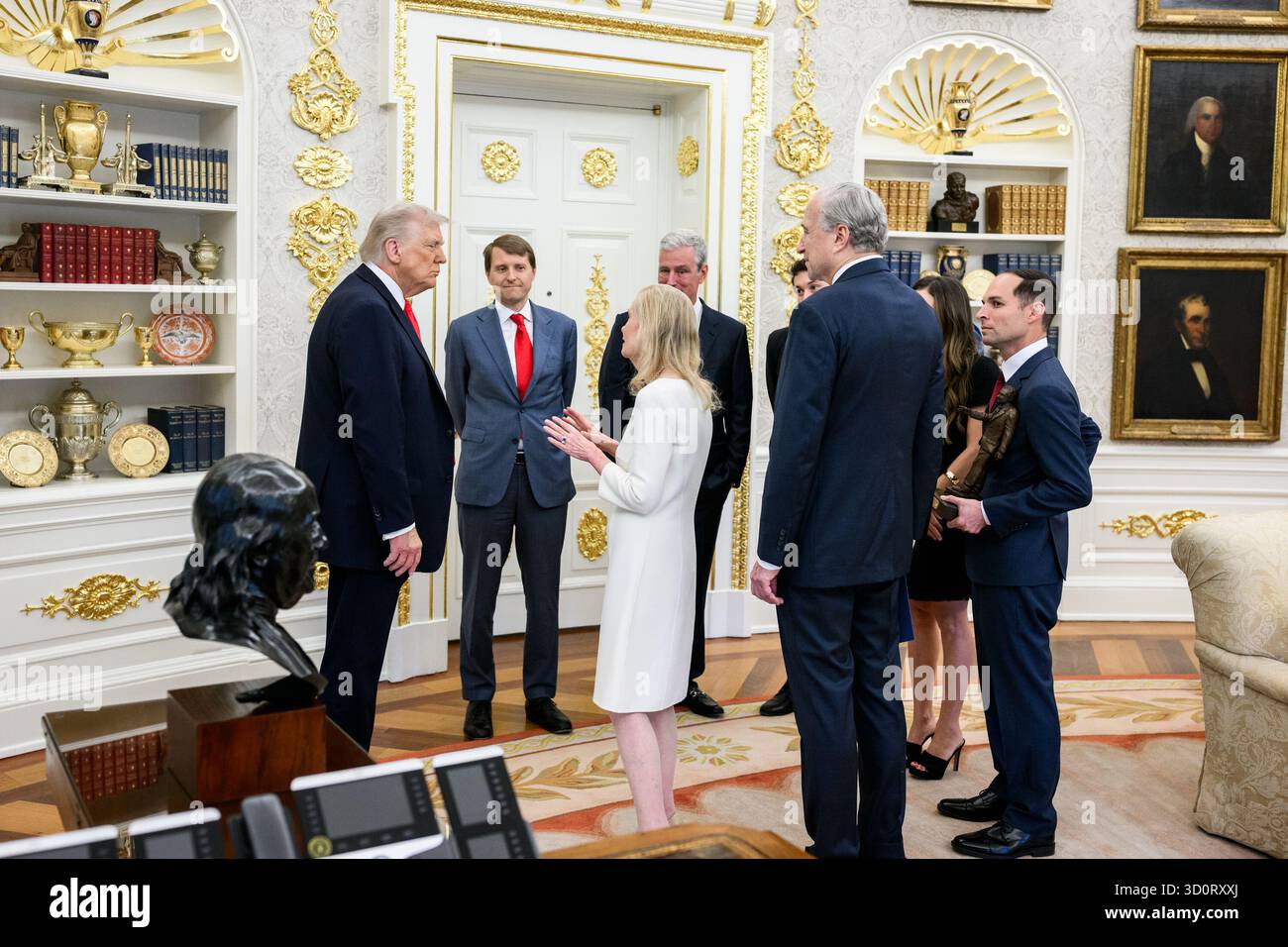 Präsident Donald Trump wird am Dienstag, den 21. Oktober 2025, im Rahmen einer Zeremonie im Oval Office mit dem Richard Nixon Architect of Peace Award ausgezeichnet. Anwesend sind Richard Nixons Tochter Tricia Nixon Cox, ihr Ehemann Edward Cox, der ehemalige nationale Sicherheitsberater Robert O’Brien und der amtierende Archivar der USA Jim Byron. (Offizielles Foto des Weißen Hauses von Daniel Torok) Stockfoto