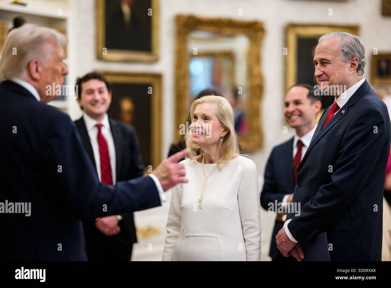 Präsident Donald Trump wird am Dienstag, den 21. Oktober 2025, im Rahmen einer Zeremonie im Oval Office mit dem Richard Nixon Architect of Peace Award ausgezeichnet. Anwesend sind Richard Nixons Tochter Tricia Nixon Cox, ihr Ehemann Edward Cox, der ehemalige nationale Sicherheitsberater Robert O’Brien und der amtierende Archivar der USA Jim Byron. (Offizielles Foto des Weißen Hauses von Daniel Torok) Stockfoto