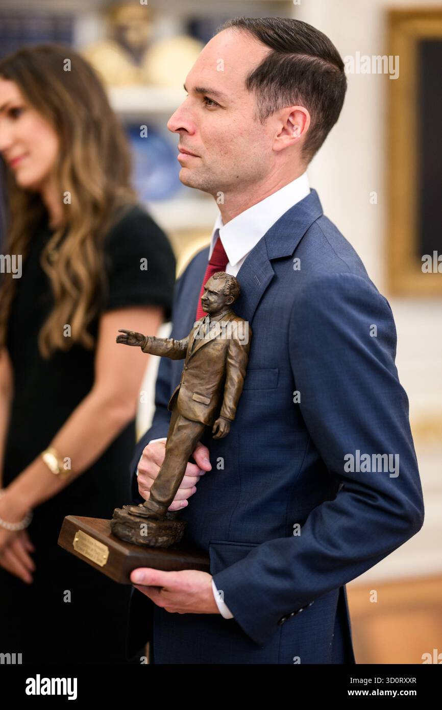 Präsident Donald Trump wird am Dienstag, den 21. Oktober 2025, im Rahmen einer Zeremonie im Oval Office mit dem Richard Nixon Architect of Peace Award ausgezeichnet. Anwesend sind Richard Nixons Tochter Tricia Nixon Cox, ihr Ehemann Edward Cox, der ehemalige nationale Sicherheitsberater Robert O’Brien und der amtierende Archivar der USA Jim Byron. (Offizielles Foto des Weißen Hauses von Daniel Torok) Stockfoto