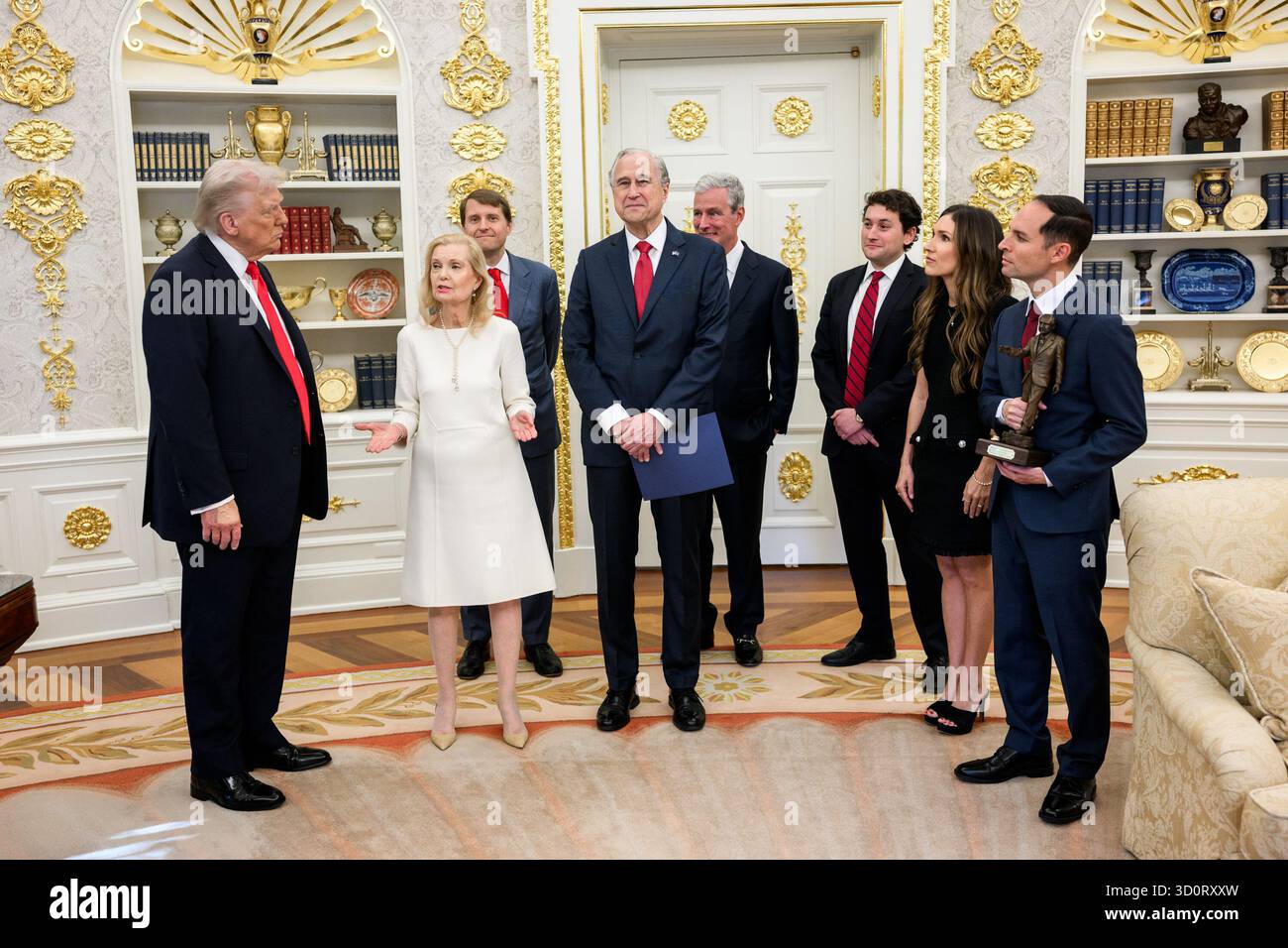 Präsident Donald Trump wird am Dienstag, den 21. Oktober 2025, im Rahmen einer Zeremonie im Oval Office mit dem Richard Nixon Architect of Peace Award ausgezeichnet. Anwesend sind Richard Nixons Tochter Tricia Nixon Cox, ihr Ehemann Edward Cox, der ehemalige nationale Sicherheitsberater Robert O’Brien und der amtierende Archivar der USA Jim Byron. (Offizielles Foto des Weißen Hauses von Daniel Torok) Stockfoto