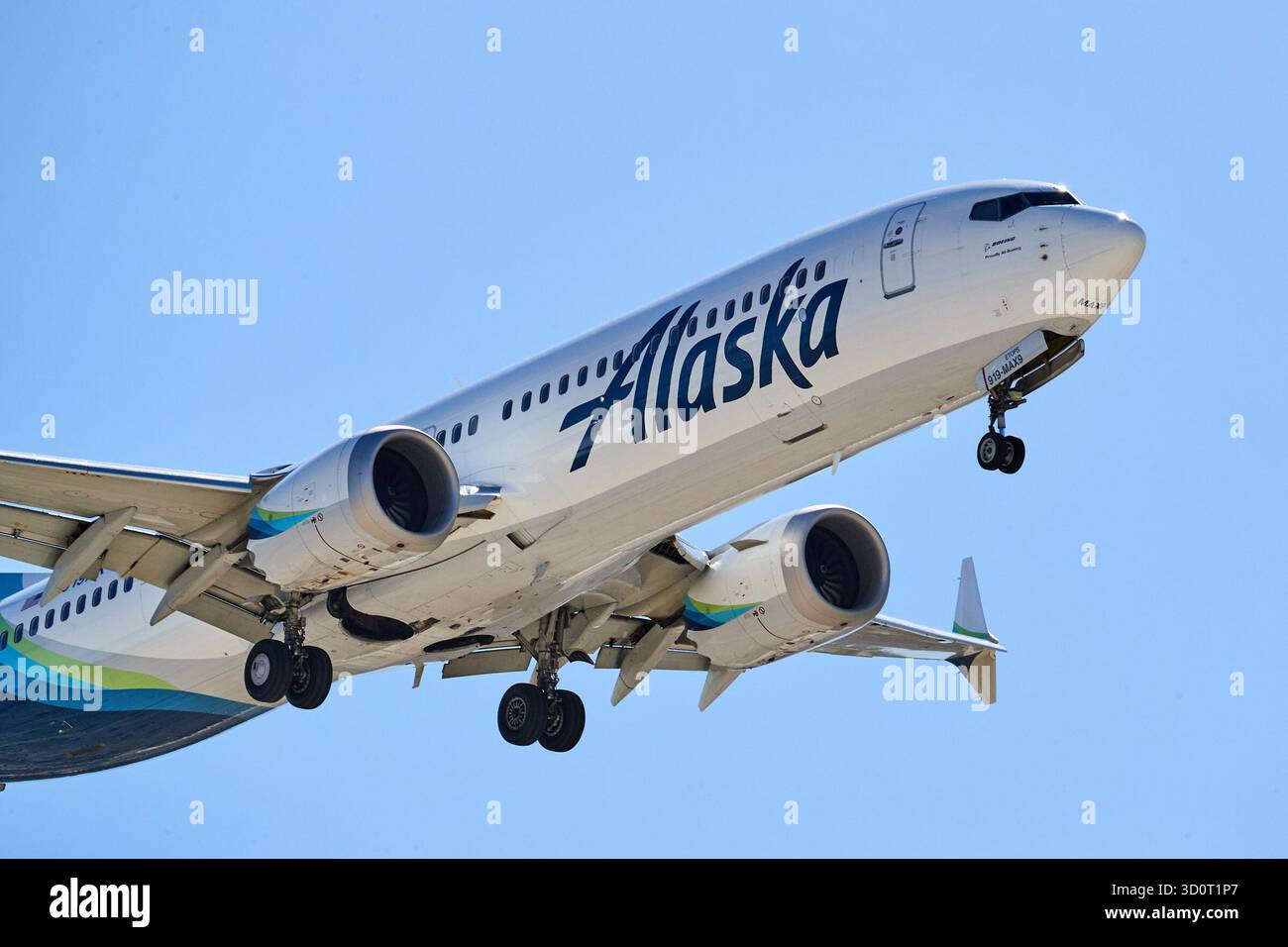 Palm Springs, Kalifornien, USA. Oktober 2025. Eine Alaska Airlines Boeing 737-9 MAX mit der N919AK fährt zum Palm Springs International Airport (PSP) in Palm Springs, Kalifornien, ab. Der von Alaska Airlines betriebene Jet-Liner wird mit ausgefahrenem Fahrwerk und Flattern gegen den klaren Wüstenhimmel des Coachella Valley gefangen genommen. Gebaut für Alaska und geliefert Anfang 2021 (Foto: © Ian L. Sitren/ZUMA Press Wire) NUR ZUR REDAKTIONELLEN VERWENDUNG! Nicht für kommerzielle ZWECKE! Stockfoto