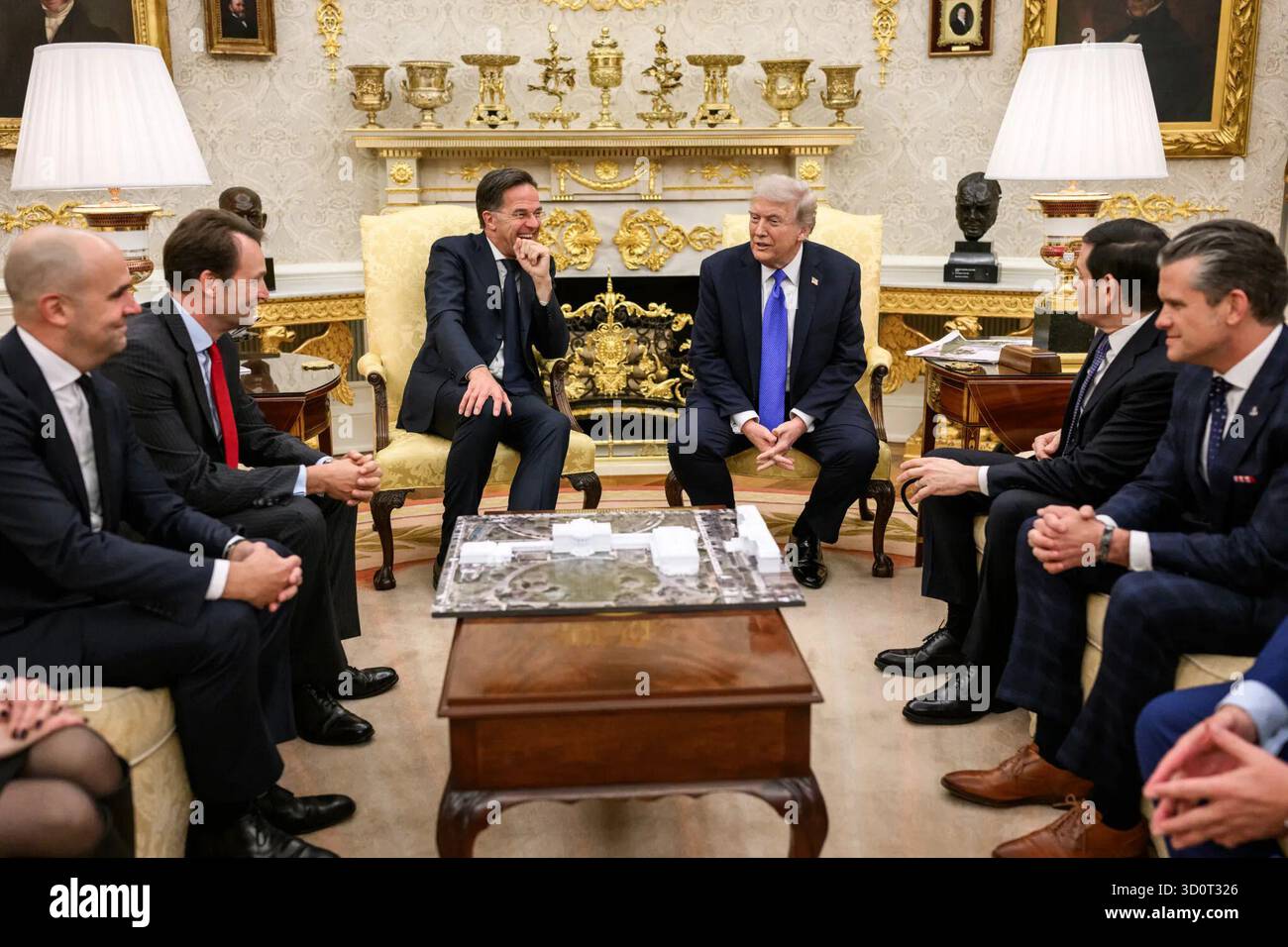 Präsident Donald J. Trump trifft sich mit NATO-Generalsekretär Mark Rutte und Delegationsmitgliedern während eines bilateralen Treffens im Oval Office im Weißen Haus, Washington, D.C. am 22. Oktober 2025. Das Treffen konzentrierte sich auf die Einheit der Allianz, die Verteidigungsausgaben und die transatlantische Zusammenarbeit. Bild mit freundlicher Genehmigung des Weißen Hauses. Stockfoto