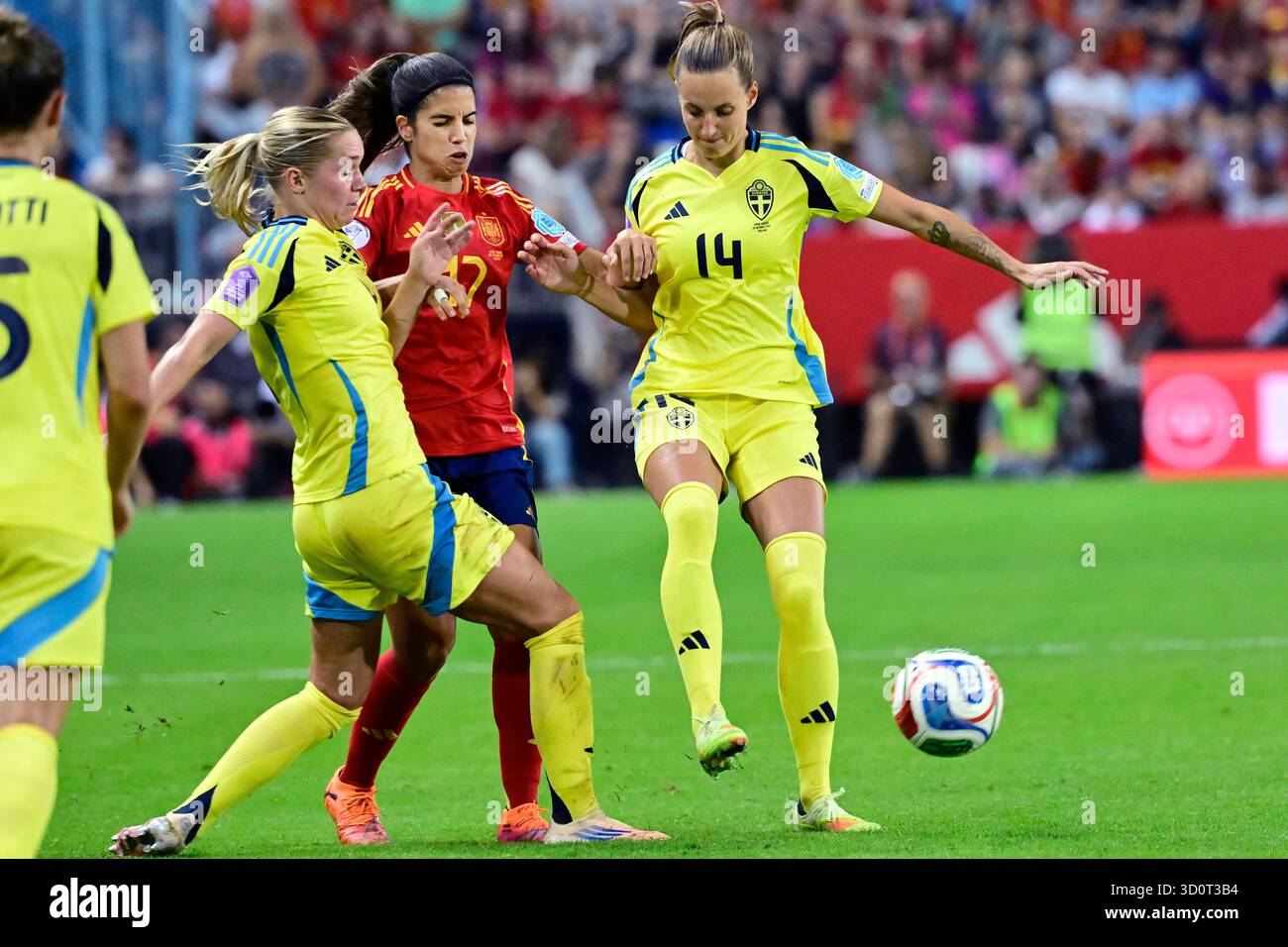Malaga, Spanien. Oktober 2025. MALAGA, SPANIEN 20251024Schweden Hanna Lundkvist und Nathalie Björn gegen die Spanierin Alba Redondo im Halbfinale der Nations League zwischen Spanien und Schweden in der Arena La Rosaleda in Malaga. *** Das Bild ist im SPORTPAKET enthalten. Für andere ZAHLUNGSBILDER*** Foto: Jonas Ekströmer/TT/Code 10030 dieser Text ist automatisch übersetzt Credit: TT News Agency/Alamy Live News Stockfoto