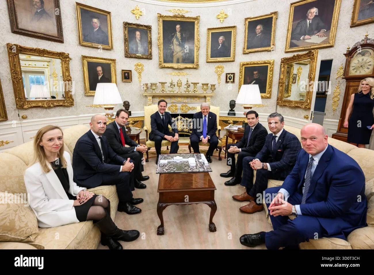 Präsident Donald J. Trump trifft sich mit NATO-Generalsekretär Mark Rutte und Delegationsmitgliedern während eines bilateralen Treffens im Oval Office im Weißen Haus, Washington, D.C. am 22. Oktober 2025. Das Treffen konzentrierte sich auf die Einheit der Allianz, die Verteidigungsausgaben und die transatlantische Zusammenarbeit. Bild mit freundlicher Genehmigung des Weißen Hauses. Stockfoto