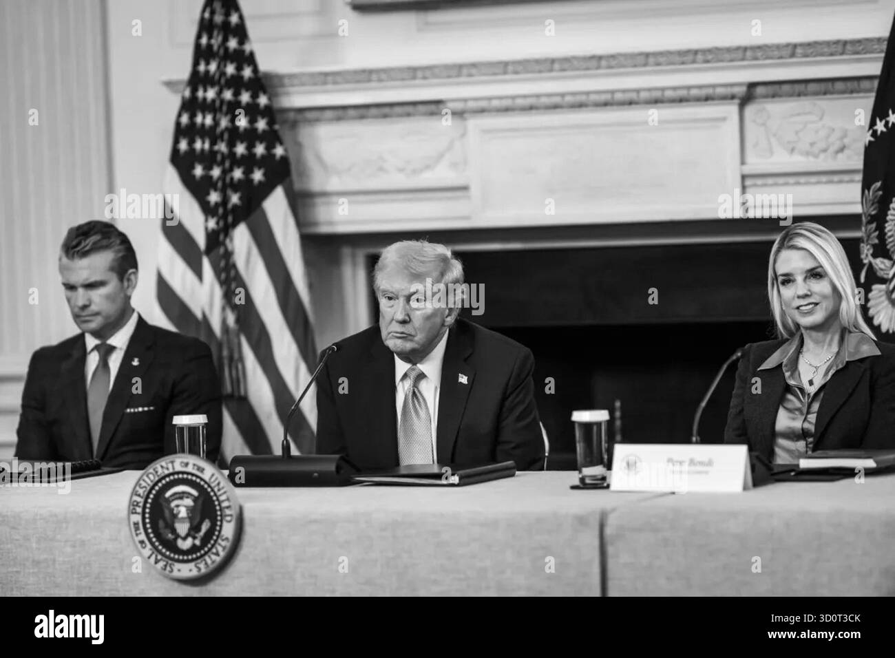 Präsident Donald J. Trump hört am 23. Oktober 2025 während eines Rundtisches der Homeland Security Task Force im State Dining Room im Weißen Haus in Washington, D.C. zu. Im Mittelpunkt der Veranstaltung standen die Koordinierung der Strafverfolgung und die Prioritäten der Verwaltung im Bereich der nationalen Sicherheit. Neben ihm sind Pete Hegseth und Pam Bondi. Bild mit freundlicher Genehmigung des Weißen Hauses. Stockfoto