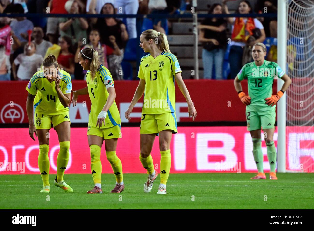 Malaga, Spanien. Oktober 2025. MALAGA, SPANIEN 20251024die schwedische Nathalie Björn, Kosovare Asllani, Amanda Ilestedt und Torhüterin Jennifer Falk sind traurig, nachdem sie im Halbfinale der Nations League zwischen Spanien und Schweden in der Arena La Rosaleda in Malaga 2-0 verloren haben. *** Das Bild ist im SPORTPAKET enthalten. Für andere ZAHLUNGSBILDER*** Foto: Jonas Ekströmer/TT/Code 10030 dieser Text ist automatisch übersetzt Credit: TT News Agency/Alamy Live News Stockfoto