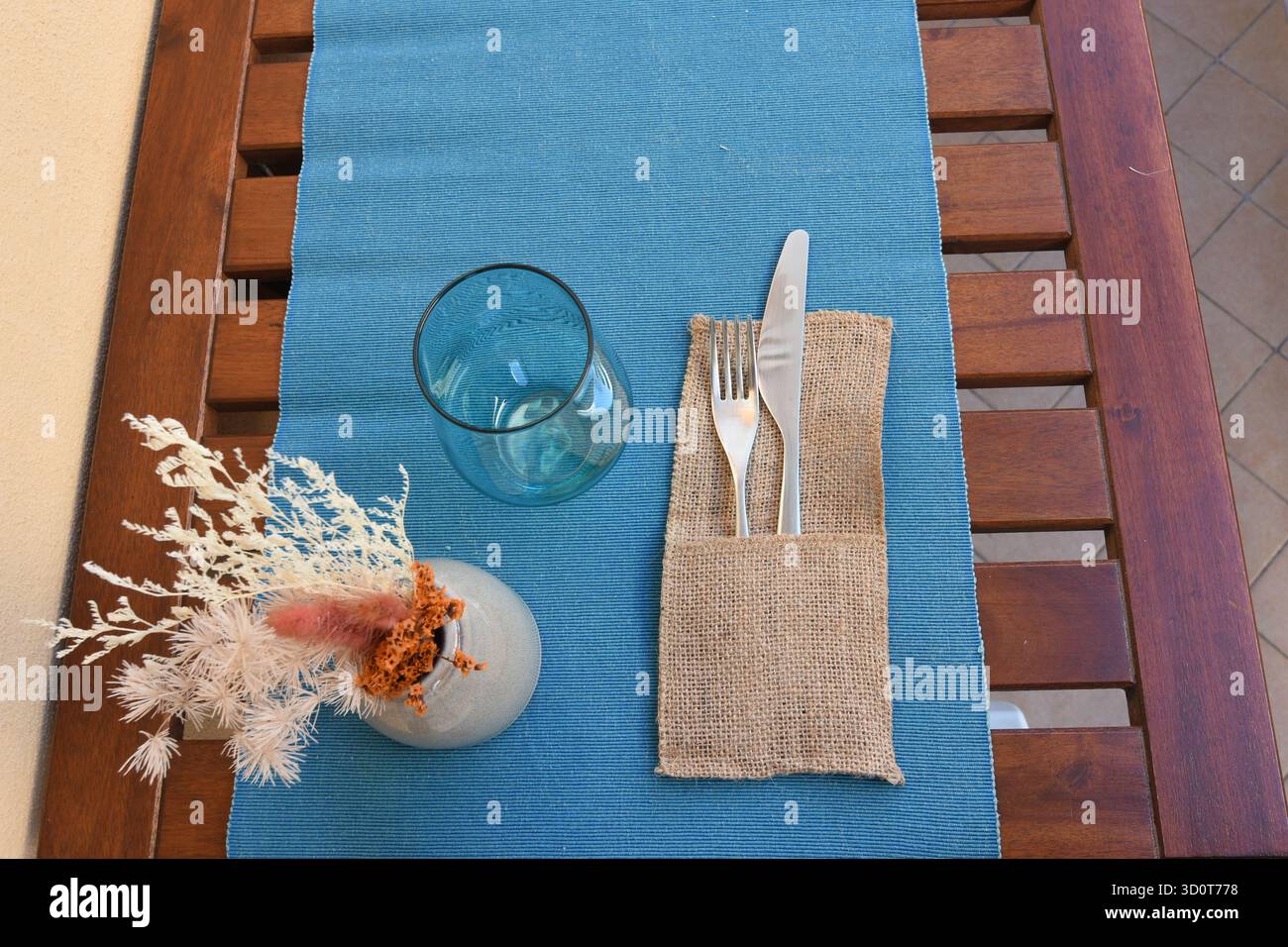 Mize en Place mit blauer Tischdecke und herbstlichen künstlichen Blumen Stockfoto