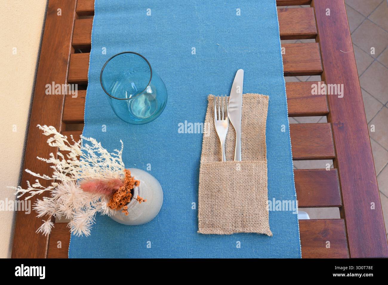 Mize en Place mit blauer Tischdecke und herbstlichen künstlichen Blumen Stockfoto