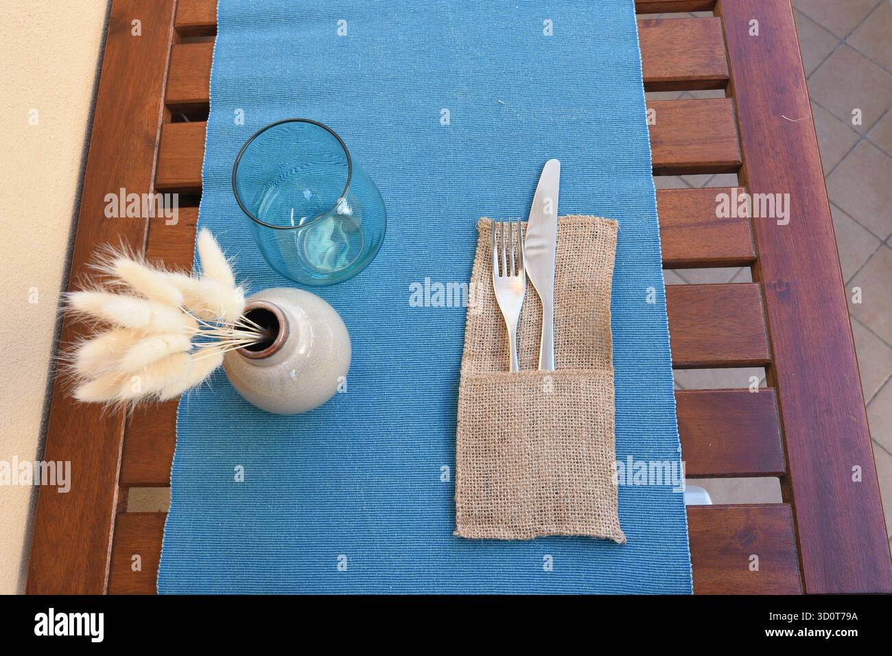 Mize en Place mit blauer Tischdecke und herbstlichen künstlichen Blumen Stockfoto