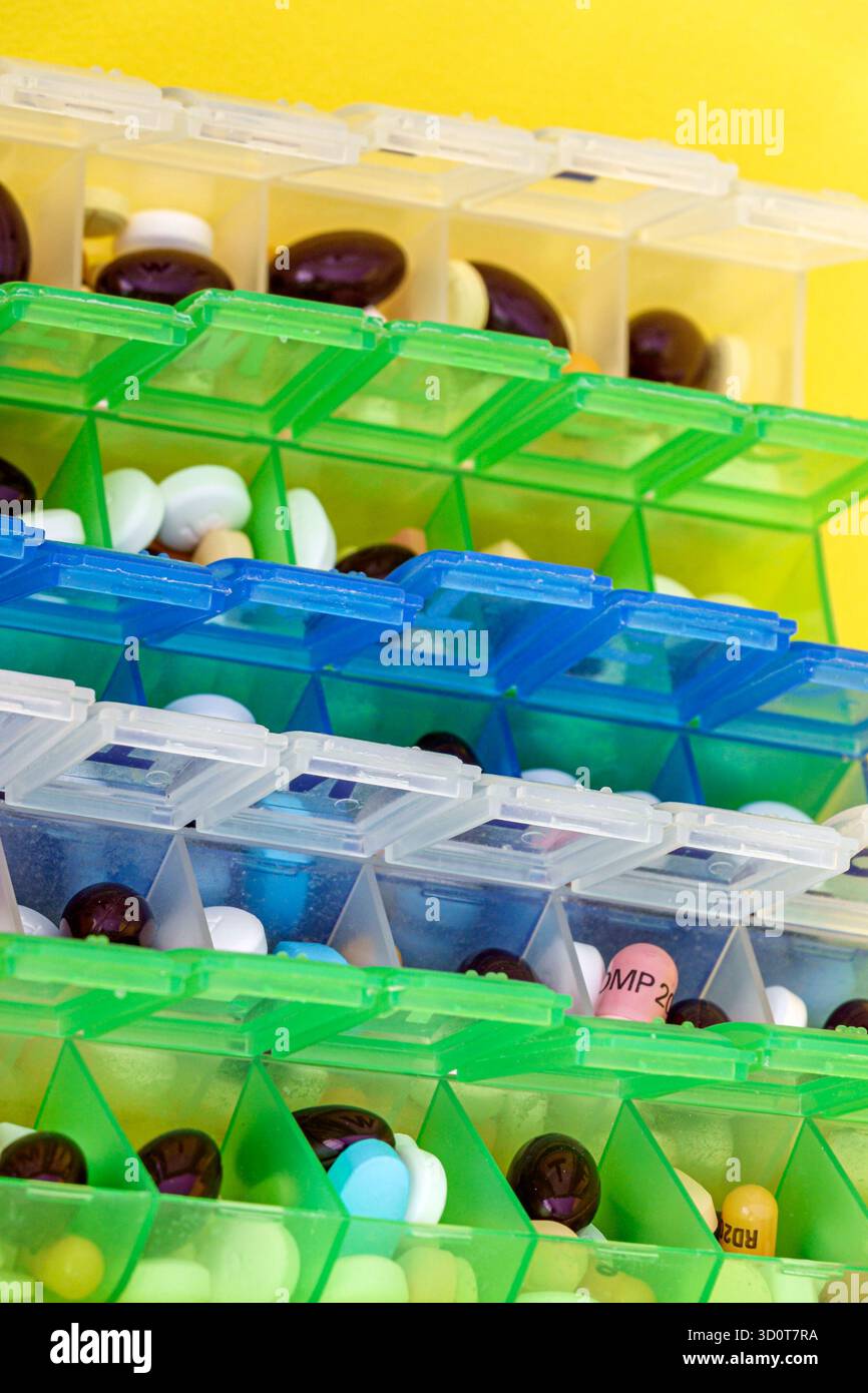 Miami Beach Florida, Pillen Kapseln, verschreibungspflichtige Medizin, Vitamine Nahrungsergänzungsmittel, tägliche Pille Organizer, Plastikmedikation Box, bunte Tabletten gemischt pi Stockfoto