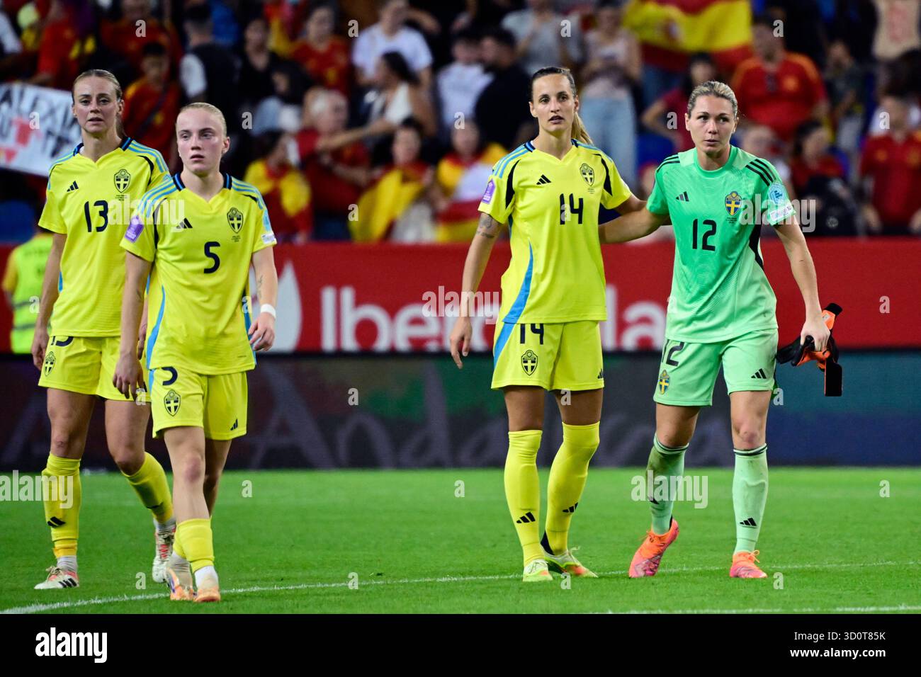 Malaga, Spanien. Oktober 2025. MALAGA, SPANIEN 20251024Schweden Amanda Ilestedt, Anna Sandberg, Nathalie Björn und Jennifer Falk nach dem Halbfinale der Nations League zwischen Spanien und Schweden in der Arena La Rosaleda in Malaga. *** Das Bild ist im SPORTPAKET enthalten. Für andere ZAHLUNGSBILDER*** Foto: Jonas Ekströmer/TT/Code 10030 dieser Text ist automatisch übersetzt Credit: TT News Agency/Alamy Live News Stockfoto