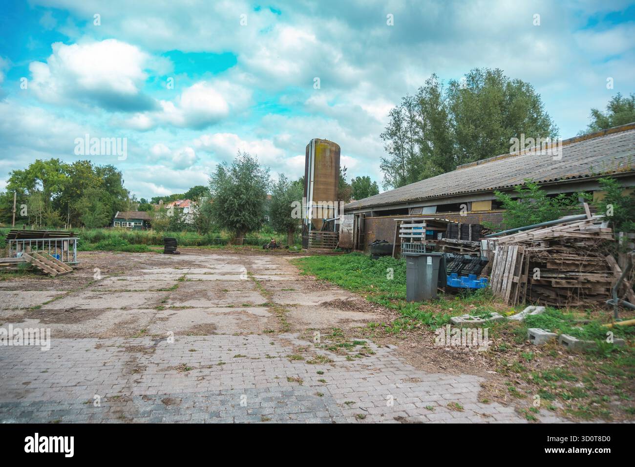 Sehr alter niederländischer Bauernhof, ländliche Landschaft eines Dorfes in den Niederlanden, Blick zum Getreidelager Stockfoto