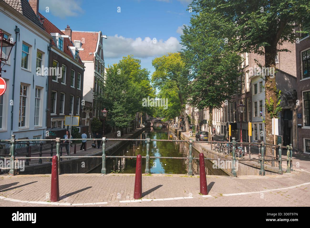 20. August 2025, Amsterdam, Niederlande, Blick auf einen Fluss auf der Straße Oudezijds Achterburgwal, ein Alltagsmoment in der Großstadt. Stockfoto