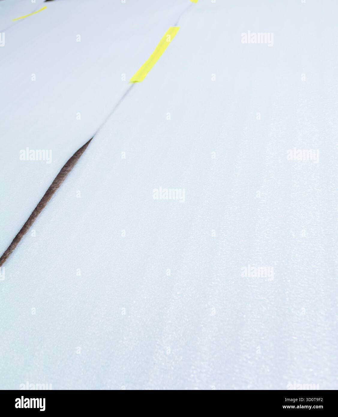 Vor der Verlegung des Linoleums wurde eine Wärmedämmung auf den Boden gelegt, um die Wärme im Winter zu speichern, Hausreparaturen vor dem Winter Stockfoto