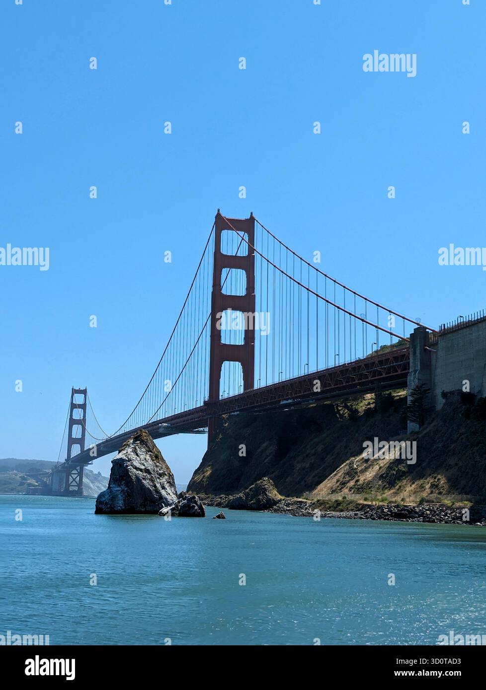 Golden Gate Bridge in San Francisco, Kalifornien, USA. Berühmte rote Hängebrücke über die Golden Gate Strait - Smartphone-aufgenommenes Stockfoto