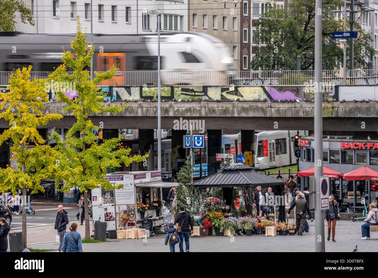 Bahnhof Düsseldorf-Bilk, Knotenpunkt von S-Bahn, U-Bahn, Straßenbahn, Bus Nahverkehr, RRX-Zug, Regionalexpress, NRW, ÖPNV *** Bahnhof Düsseldorf Bilk, Anschlussstelle S-Bahn, U-Bahn, Straßenbahn, Bus-Nahverkehr, RRX-Zug, Regionalexpress, NRW, öffentliche Verkehrsmittel Stockfoto