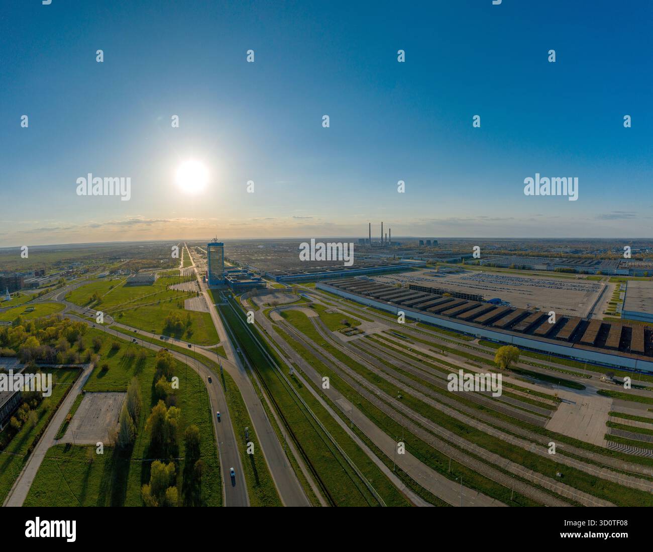 Luftaufnahmen des AvtoVAZ-Komplexes mit Parkplätzen und Straßen in hellem Sonnenlicht Stockfoto
