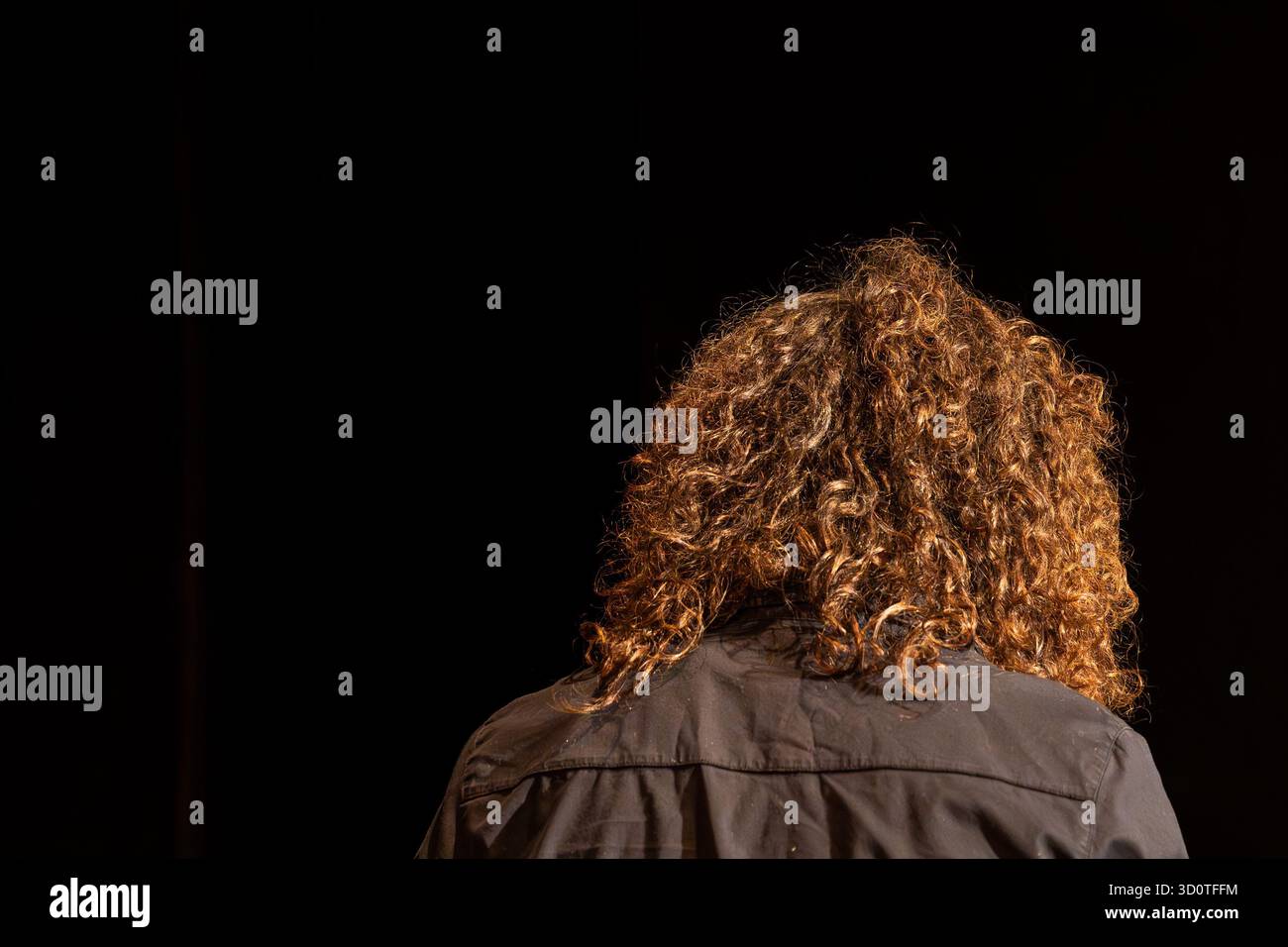 Versteckte Locken. Schwarzer Raum, Hintergrund. Stockfoto