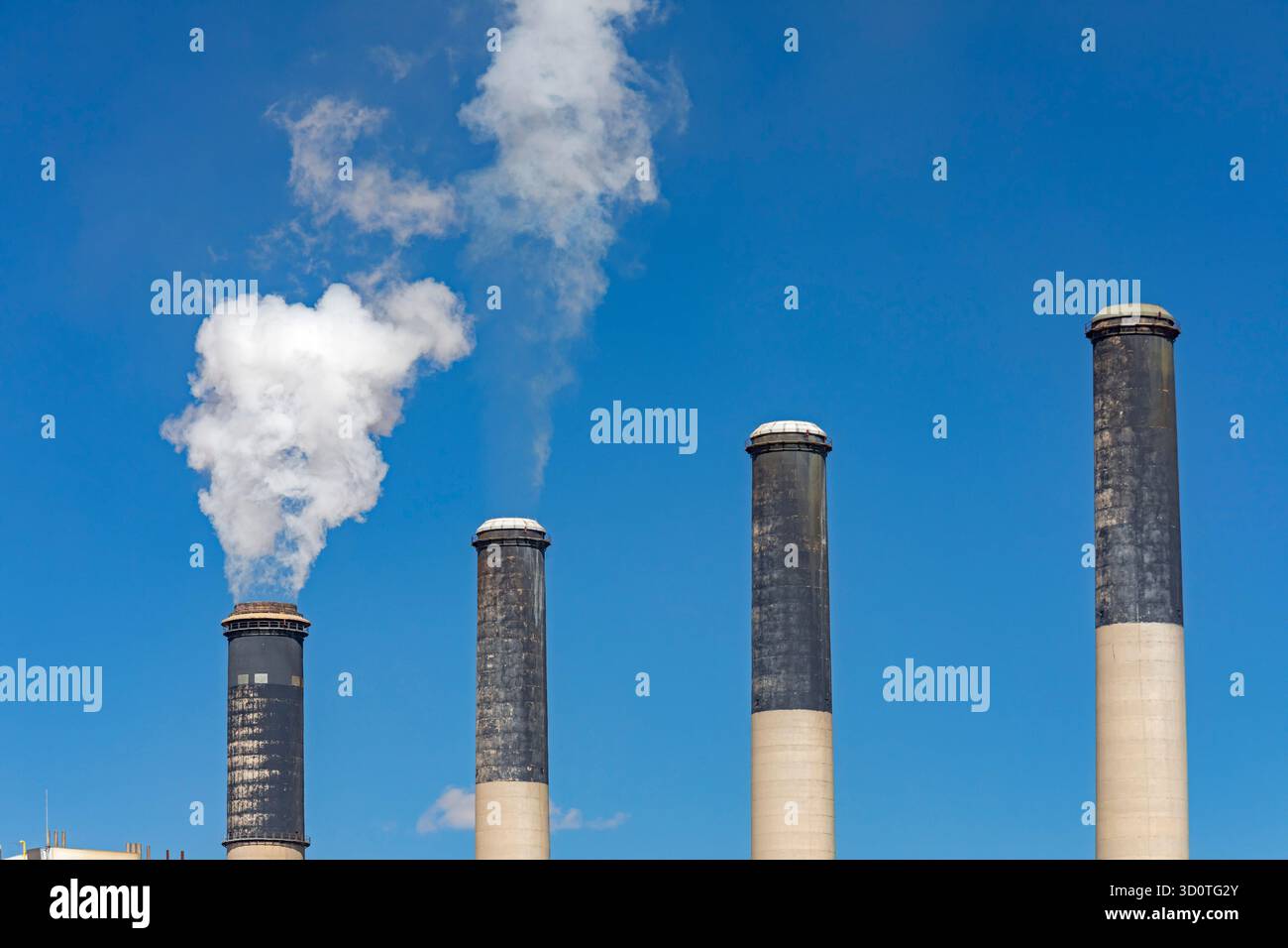 Rock Springs, Wyoming - das Kraftwerk Jim Bridger. Ursprünglich waren alle vier Einheiten mit Kohle befeuert, zwei wurden jedoch 2024 auf Erdgas umgestellt. Die pla Stockfoto