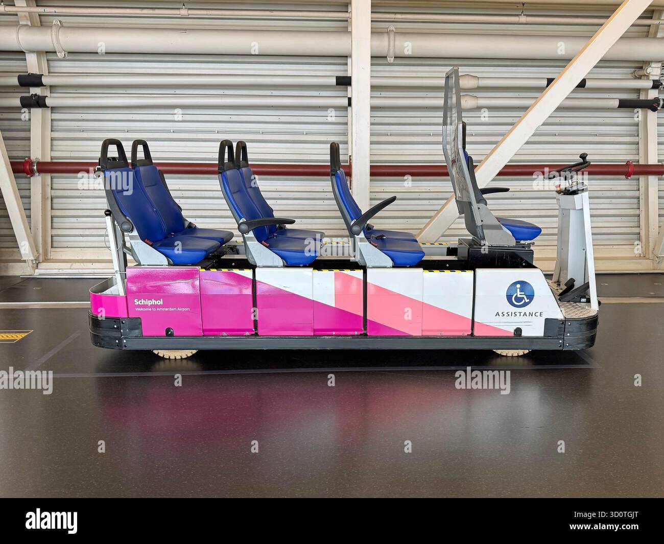 Amsterdam, Schiphol, Niederlande - 18. Oktober 2025: CargoLEV LC 5-PRM Personenbeförderungsfahrzeug am Flughafen. Stockfoto