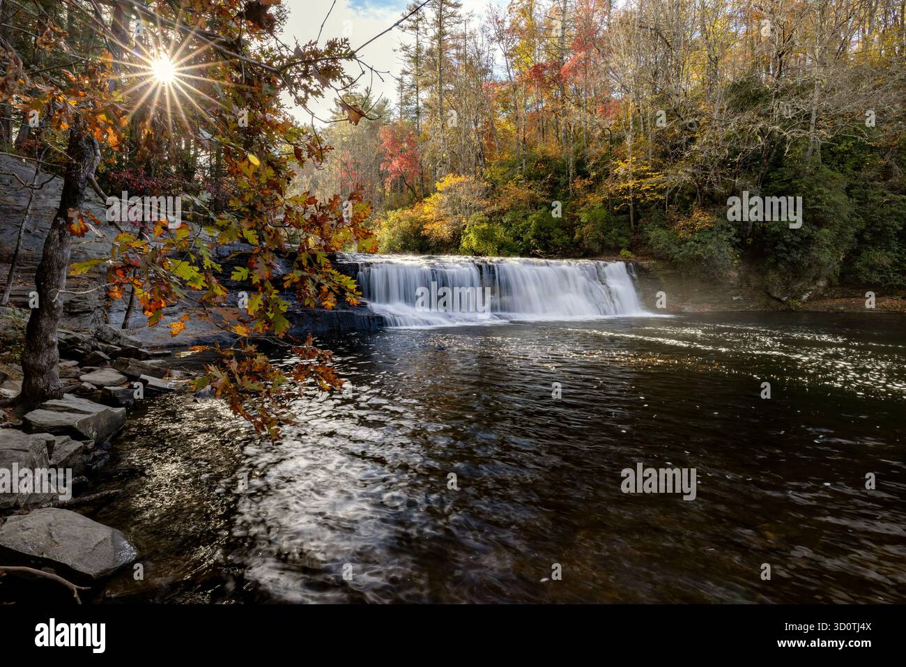Herbst bei den Hooker Falls am Little River - DuPont State Recreational Forest in der Nähe von Brevard, North Carolina, USA Stockfoto