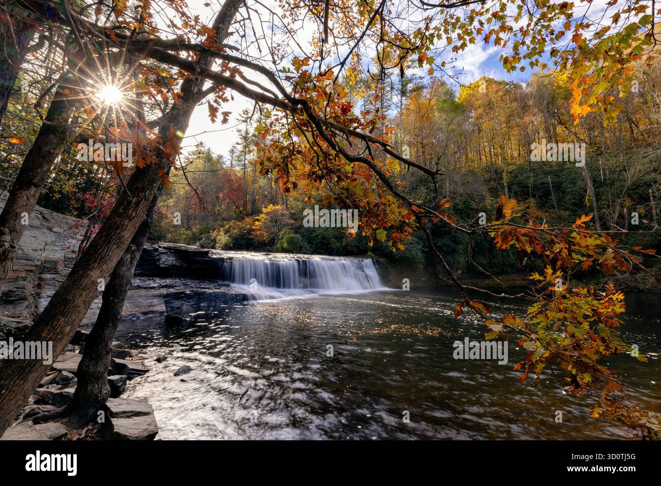 Herbst bei den Hooker Falls am Little River - DuPont State Recreational Forest in der Nähe von Brevard, North Carolina, USA Stockfoto