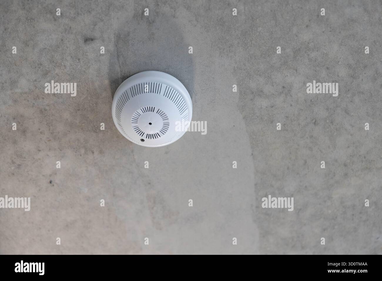 An der Betondecke mit rostigem Rohr installierter alter Sprinkleranlage Sicherheitsausrüstung für Brandschutzanlagen im Gebäudeinneren Stockfoto