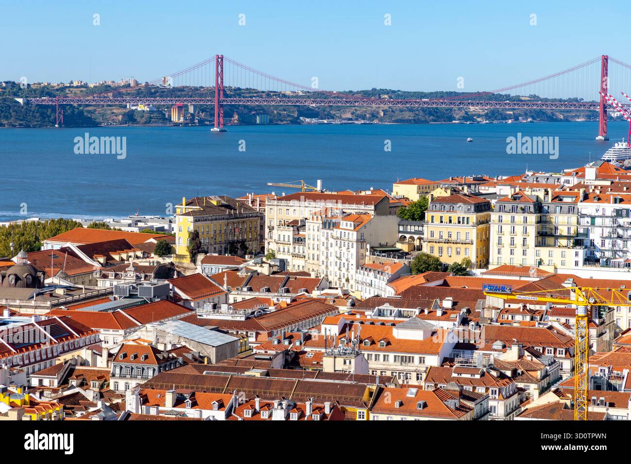 Lissabon, Portugal, Dächer von Lissabon und Blick aus der Vogelperspektive in Richtung 25 de Abril Hängebrücke über den tejo, Europa Stockfoto