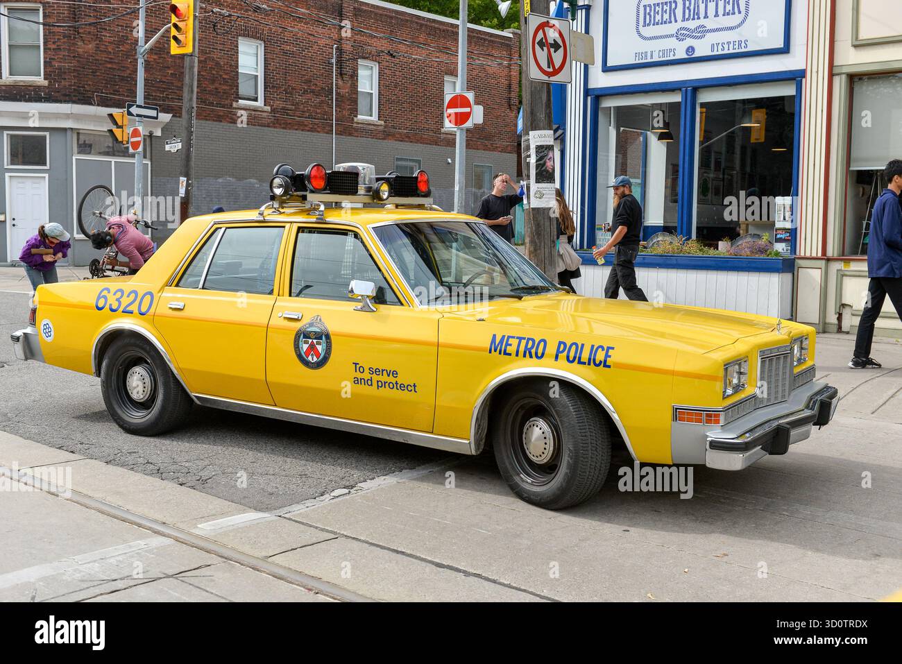 Toronto, ON, Kanada - 24. Oktober 2025: Ein klassischer gelber U-Bahn-Polizeiwagen fährt während einer öffentlichen Parade eine Straße entlang. Stockfoto Toronto, ON, Kanada - 24. Oktober 2025: Ein klassischer gelber U-Bahn-Polizeiwagen fährt während einer öffentlichen Parade eine Straße entlang. Stockfoto