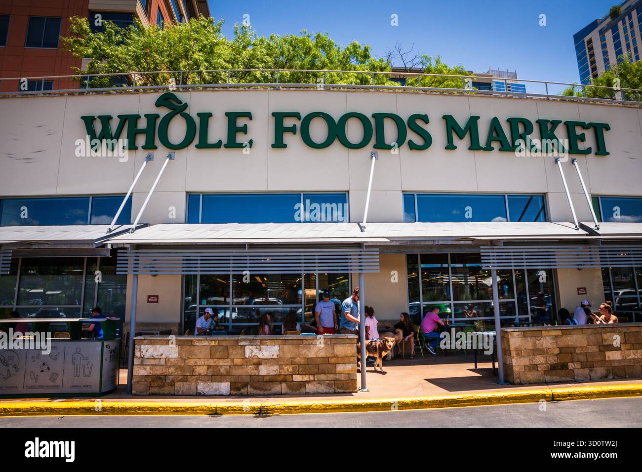 Austin, TX USA - 2. Mai 2019: Außenansicht des Flaggschiffes Whole Foods Market Store. Stockfoto