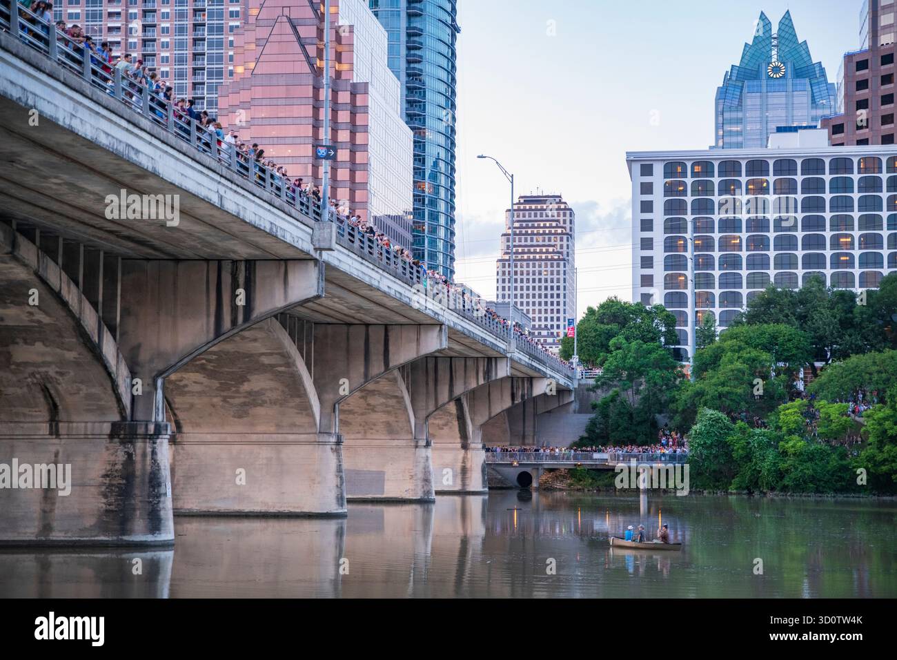Austin, Texas USA - 2. Mai 2019: Eine der beliebtesten Attraktionen von Austin ist die Wolke von Fledermäusen, die bei jedem Sonnenuntergang von der Congress Avenue Bridge auftauchen. Stockfoto