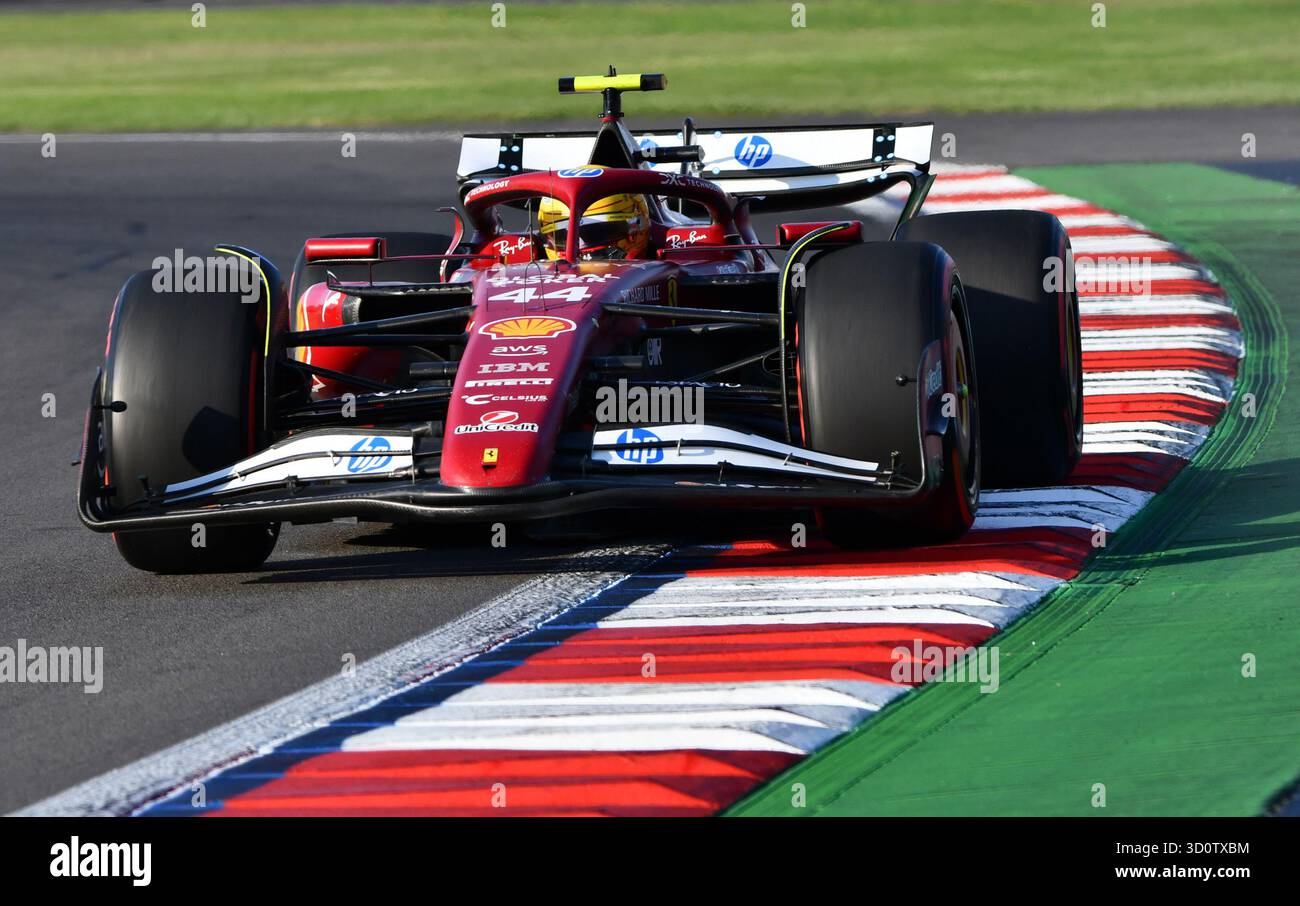 Mexiko-Stadt, Mexiko-Stadt, Mexiko. Oktober 2025. Der Fahrer Lewis Hamilton ( ) vom Ferrari-Team, während des Trainingstages für den Großen Preis von Mexiko, im Autodromo Hermanos Rodriguez. (Kreditbild: © Jorge Nunez/ZUMA Press Wire) NUR REDAKTIONELLE VERWENDUNG! Nicht für kommerzielle ZWECKE! Stockfoto