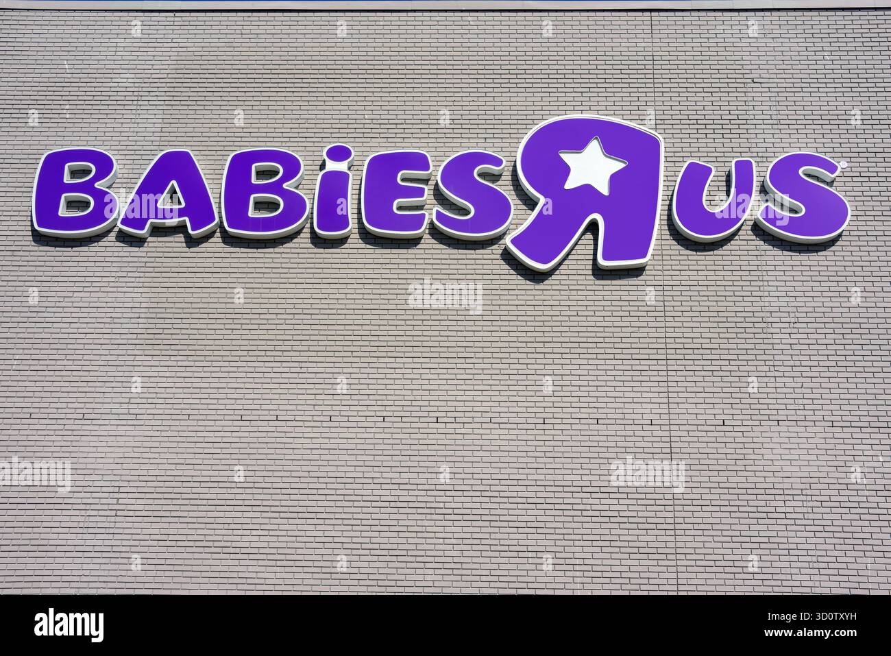 Edmonton Alberta – 3. April 2025: Die Canadian Toys R US und Babies R US sind seit 2018 in Eigenbesitz und werden als kanadisches Unternehmen betrieben. Stockfoto
