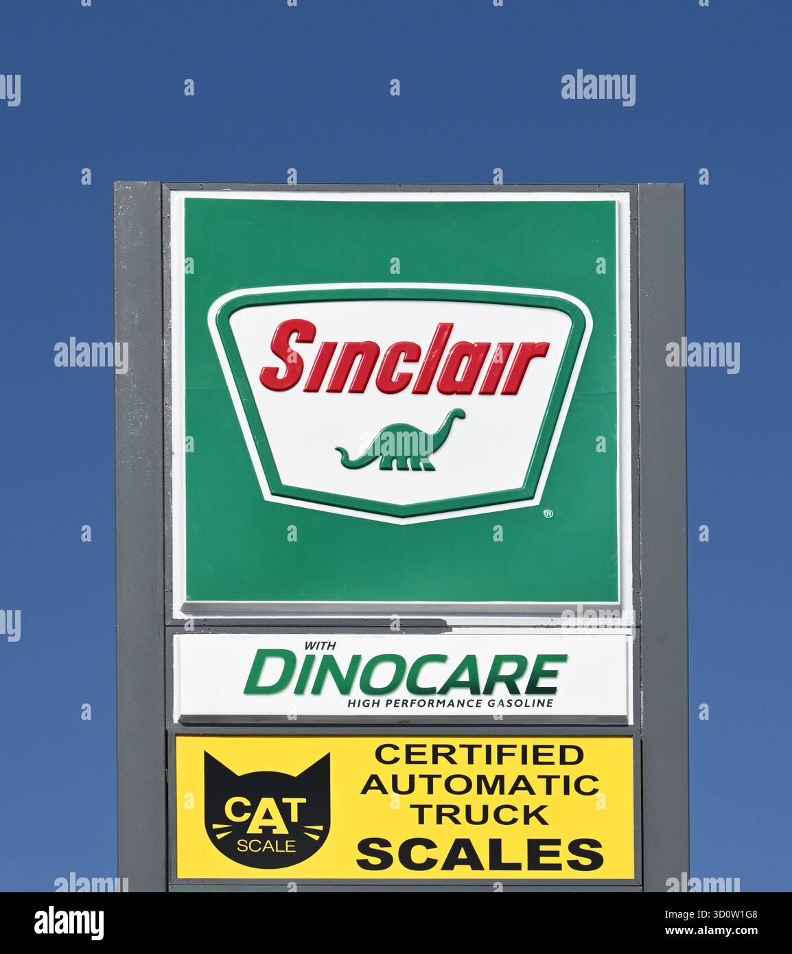 LOS ANGELES, KALIFORNIEN - 23. OCT 2025: Schild der Sinclair-Tankstelle mit dem Dino-Maskottchen. Stockfoto