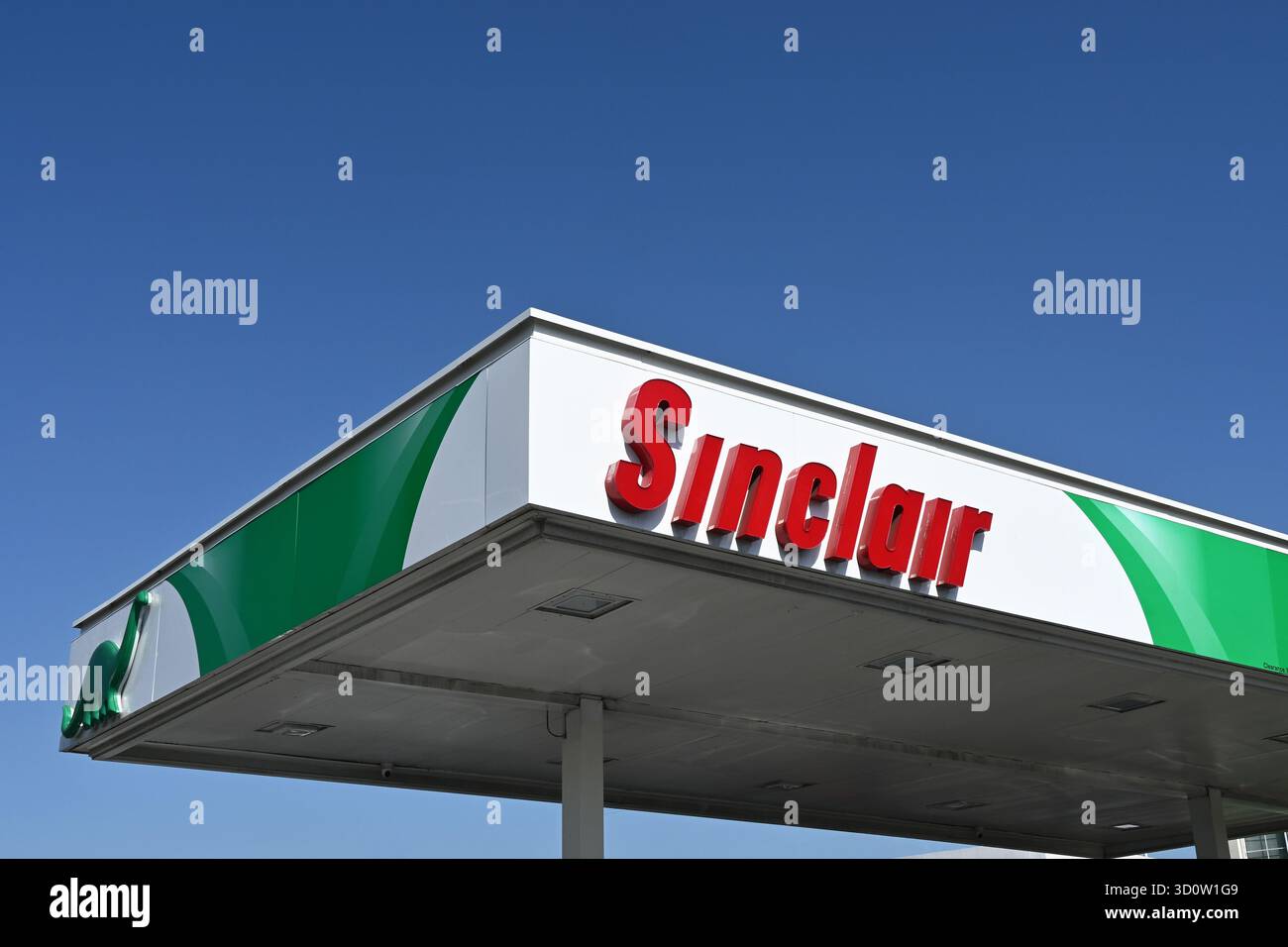 LOS ANGELES, KALIFORNIEN - 23. OCT 2025: Sinclair Tankstelle überhang mit dem Dino Maskottchen. Stockfoto