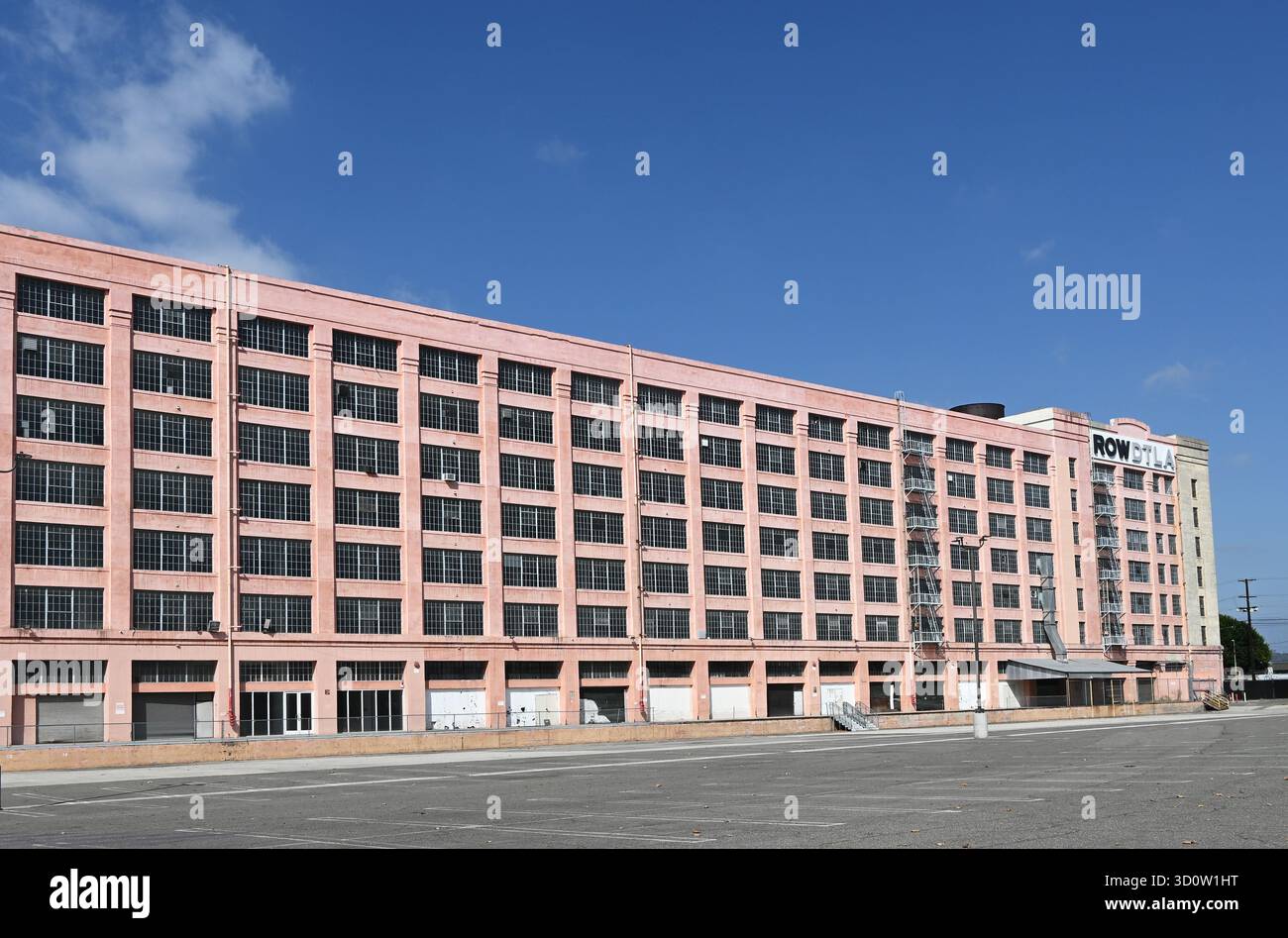 LOS ANGELES, KALIFORNIEN - 23. OCT 2025: Gebäude 3 und Warehouse Street in der REIHE DTLA. Stockfoto