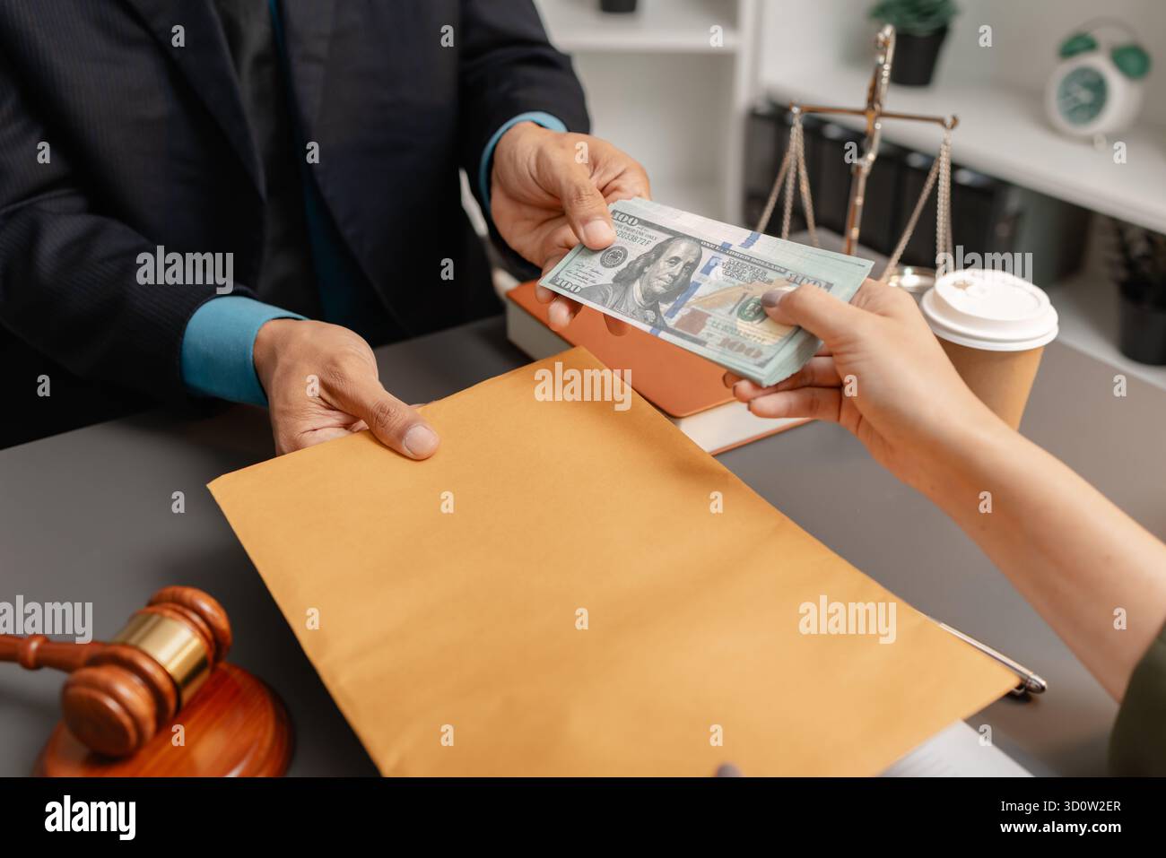 Ein Kunde übergibt einem Anwalt einen Stapel Bargeld, der einen braunen Umschlag auf dem Schreibtisch hält, der Bestechung, Korruption und unethische finanzielle Geschäfte symbolisiert Stockfoto